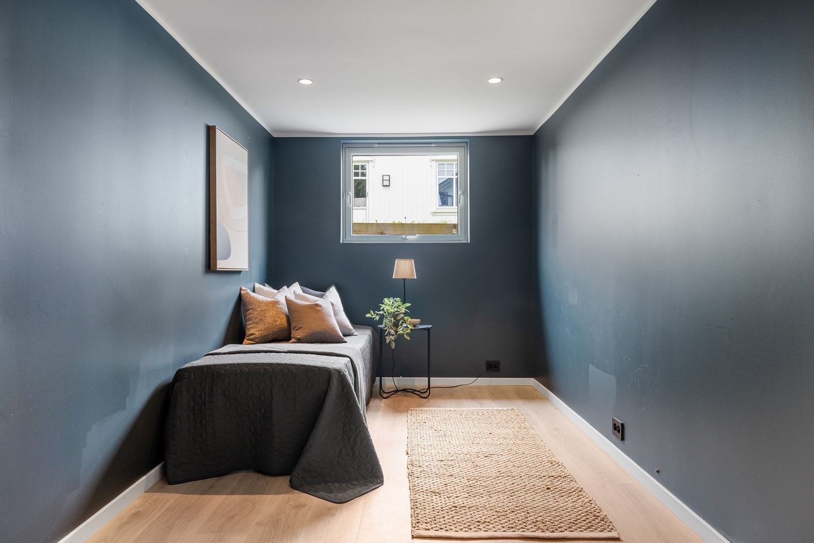 Det er downlights i taket. Rommene i etasjen er ikke søkt bruksendret og rommene er derfor ikke godkjent til varig opphold. Se punktet "Ferdigattest/midlertidig brukstillatelse" i salgsoppgaven. Galleribilde