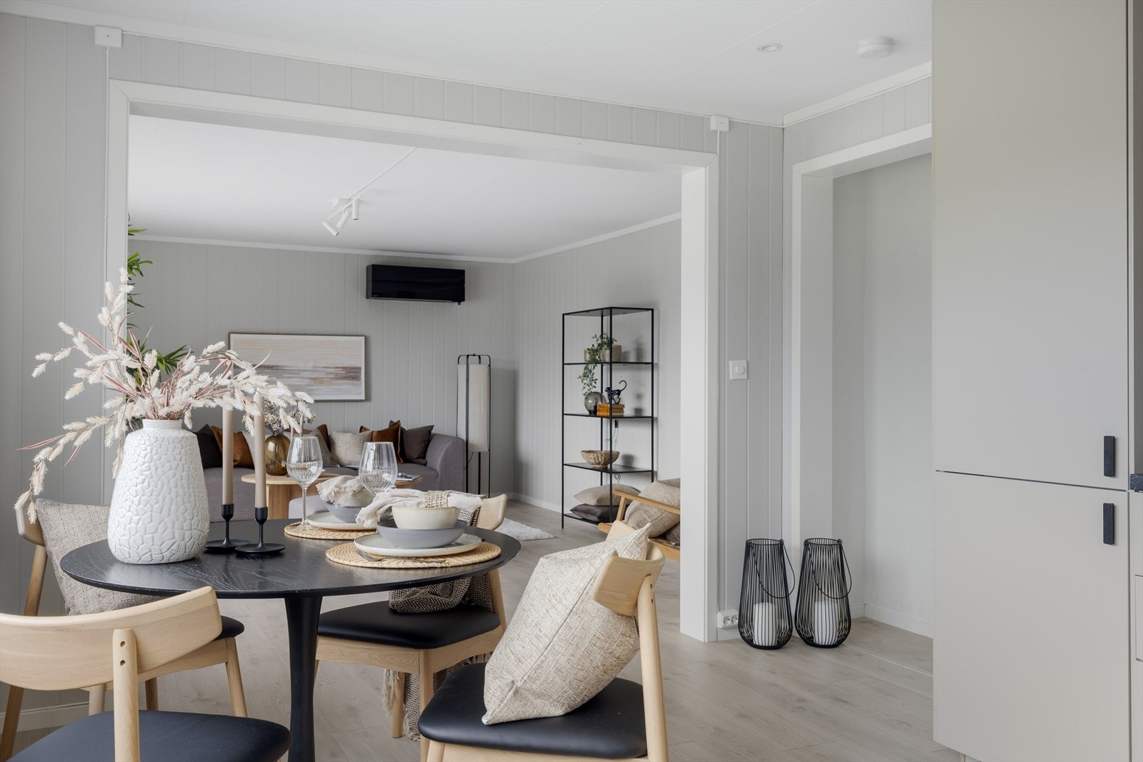 Det er plass til spisebord på kjøkkenet. Galleribilde