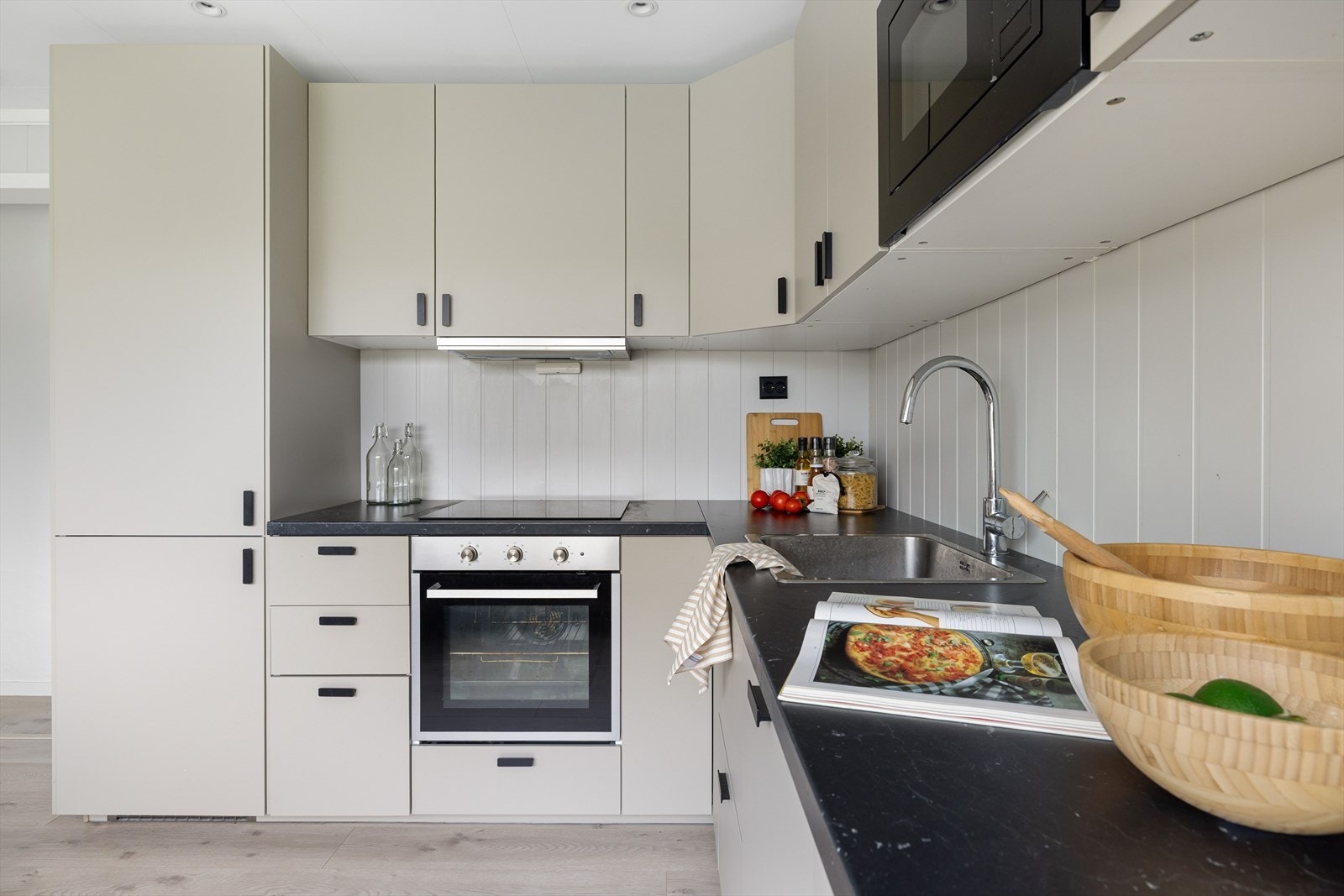 Kjøleskap med fryser, stekevon, platetopp, mikrobølgeovn og oppvaskmaskin er integrert og medfølger i handelen. Galleribilde