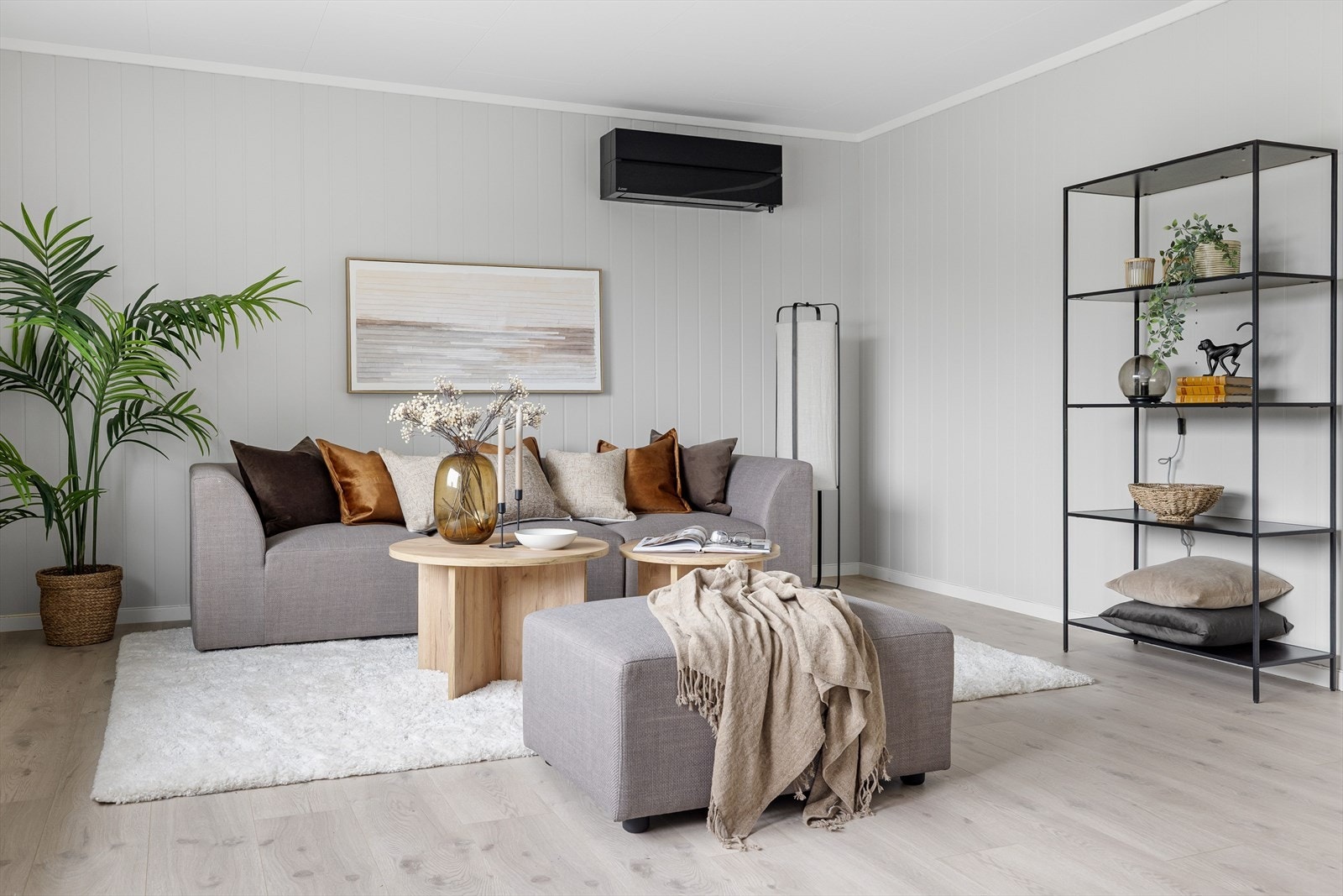 Det er god plass til sofagruppe, stuebord og TV-møblement i stua. Galleribilde