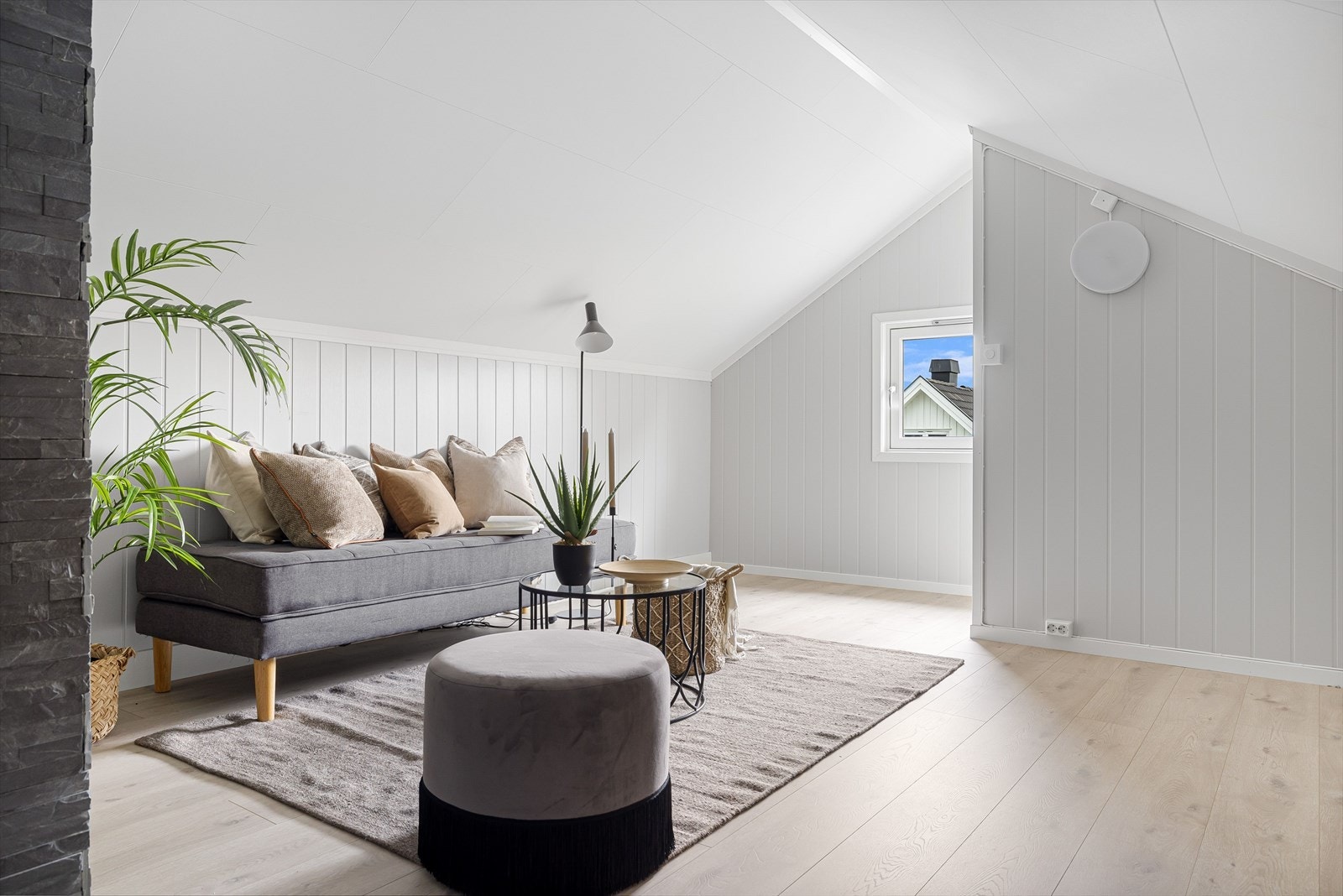 Loftetasjen er innredet med stue og et soverom. Galleribilde