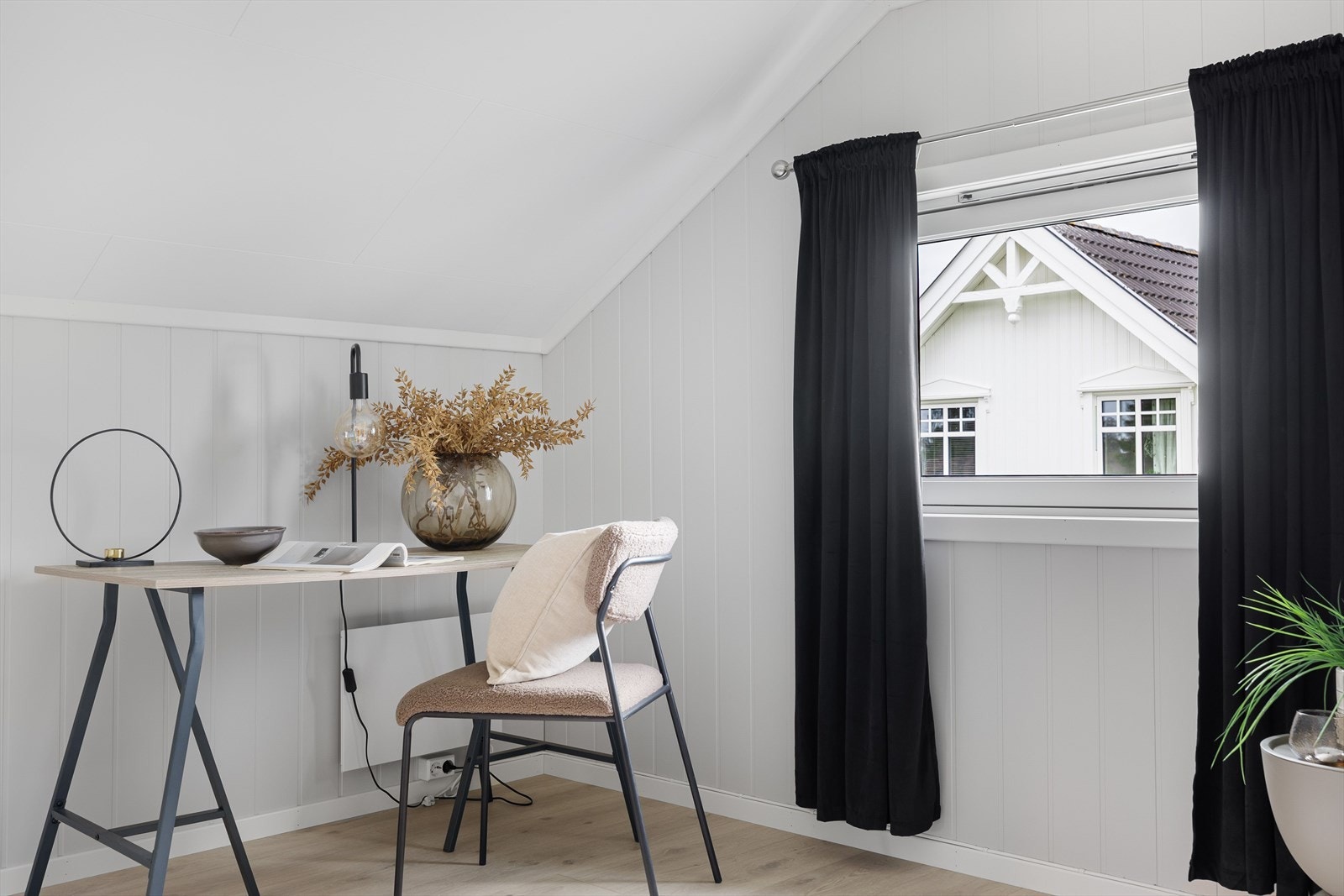 Etasjen varmes opp med elektriske planelovner. Galleribilde