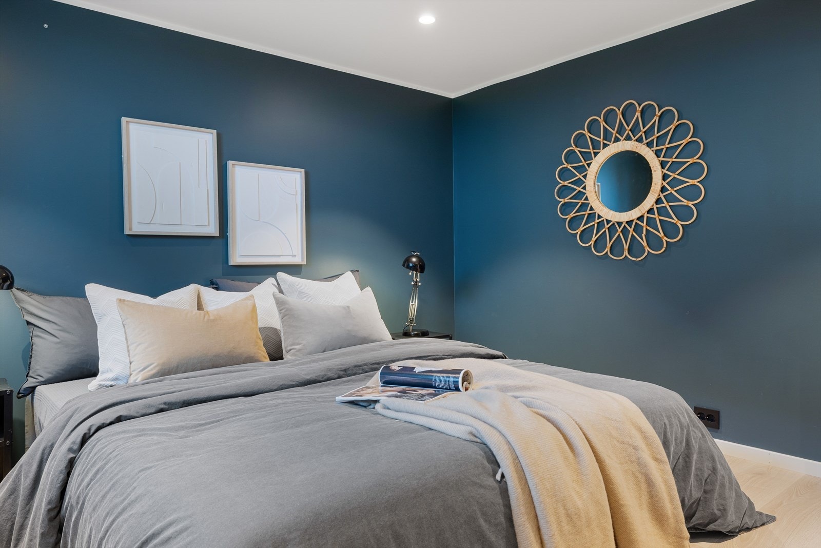 Rommet er malt i en mørk blåtone.
Rommene i etasjen er ikke søkt bruksendret og rommene er derfor ikke godkjent til varig opphold. Se punktet "Ferdigattest/midlertidig brukstillatelse" i salgsoppgaven. Galleribilde