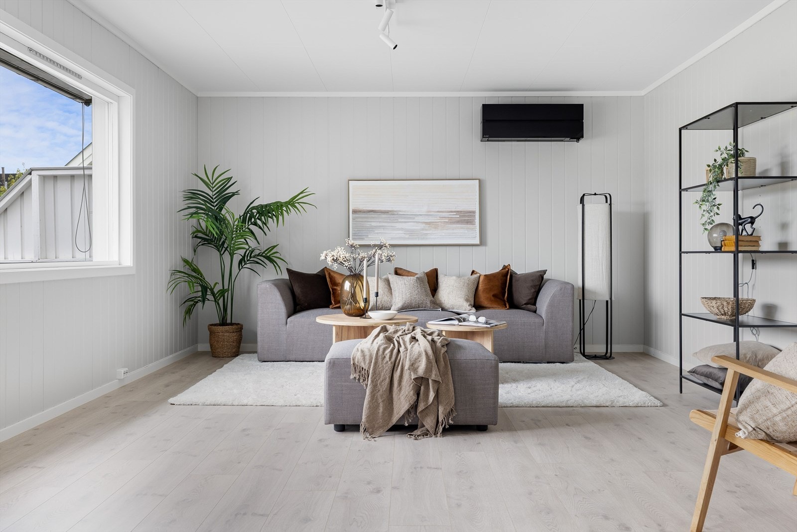 Det er montert luft-til-luft varmepumpe på vegg i stua. Galleribilde