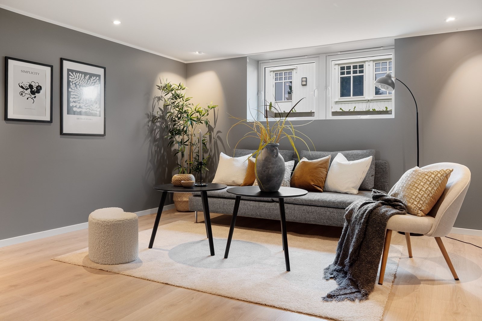 I taket er det montert downlights. Rommene i etasjen er ikke søkt bruksendret og rommene er derfor ikke godkjent til varig opphold. Se punktet "Ferdigattest/midlertidig brukstillatelse" i salgsoppgaven. Galleribilde