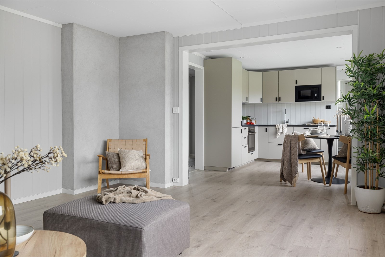 Lys og åpen stue- og kjøkken løsning. Galleribilde