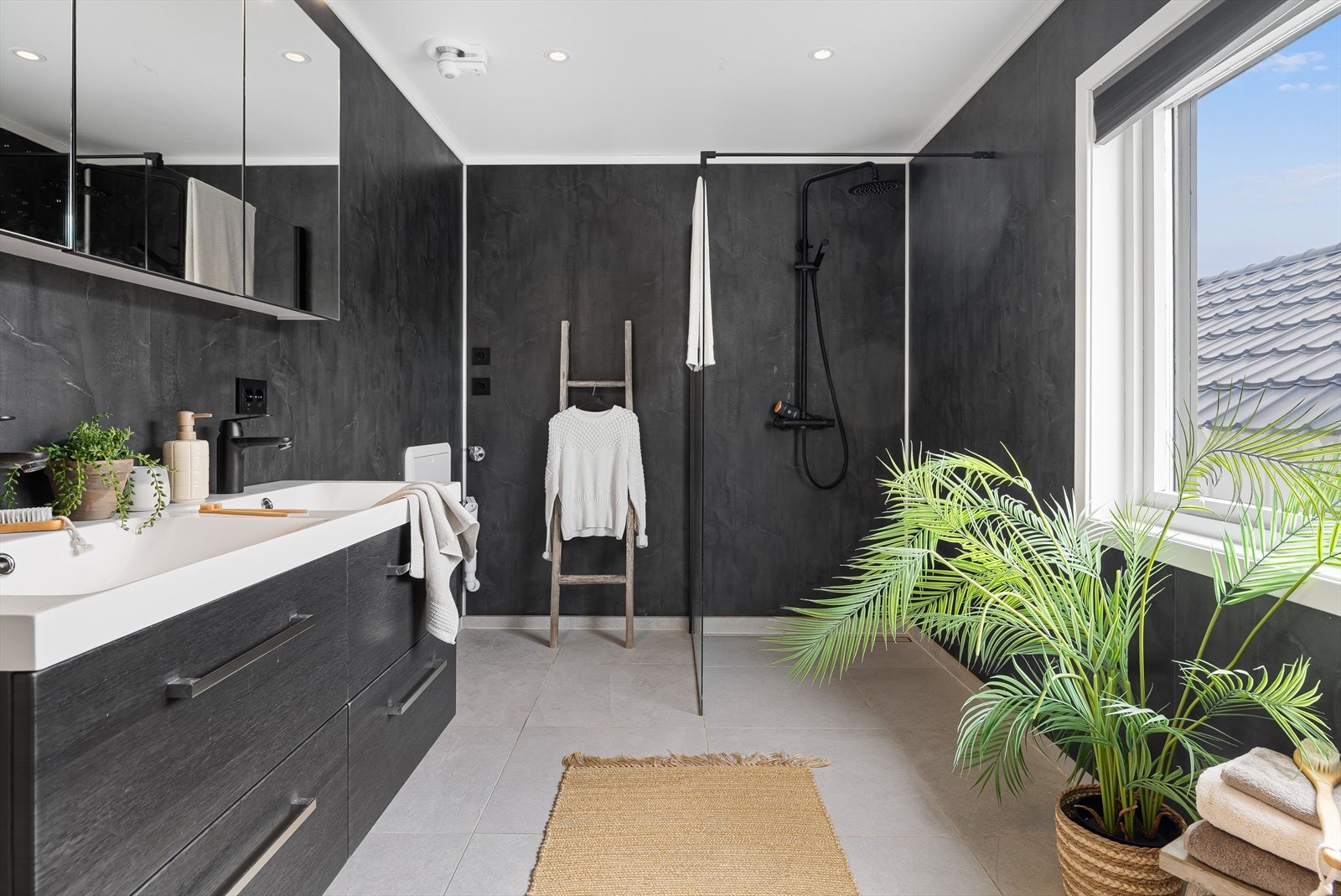 Stilig med med flislagt gulv og baderomsplater på veggene. Det er elektrisk gulvvarme. Galleribilde