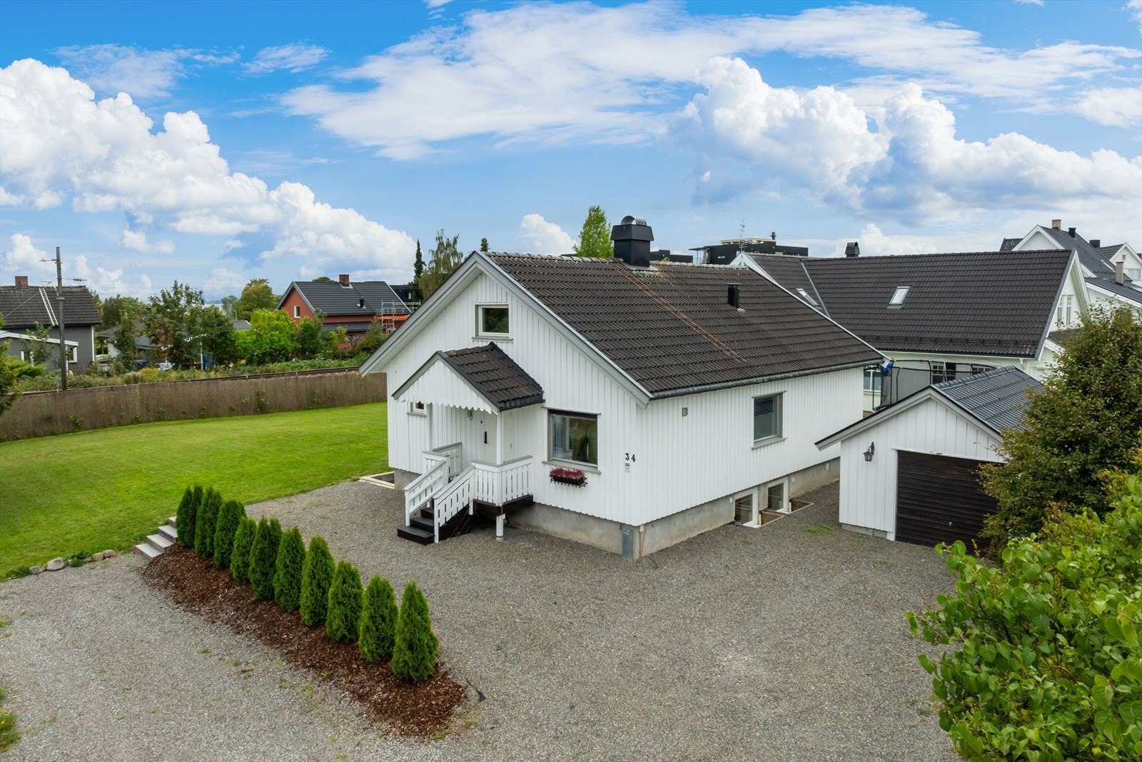 Eiendommen består av eneboligen, garasje og stor hage. Galleribilde