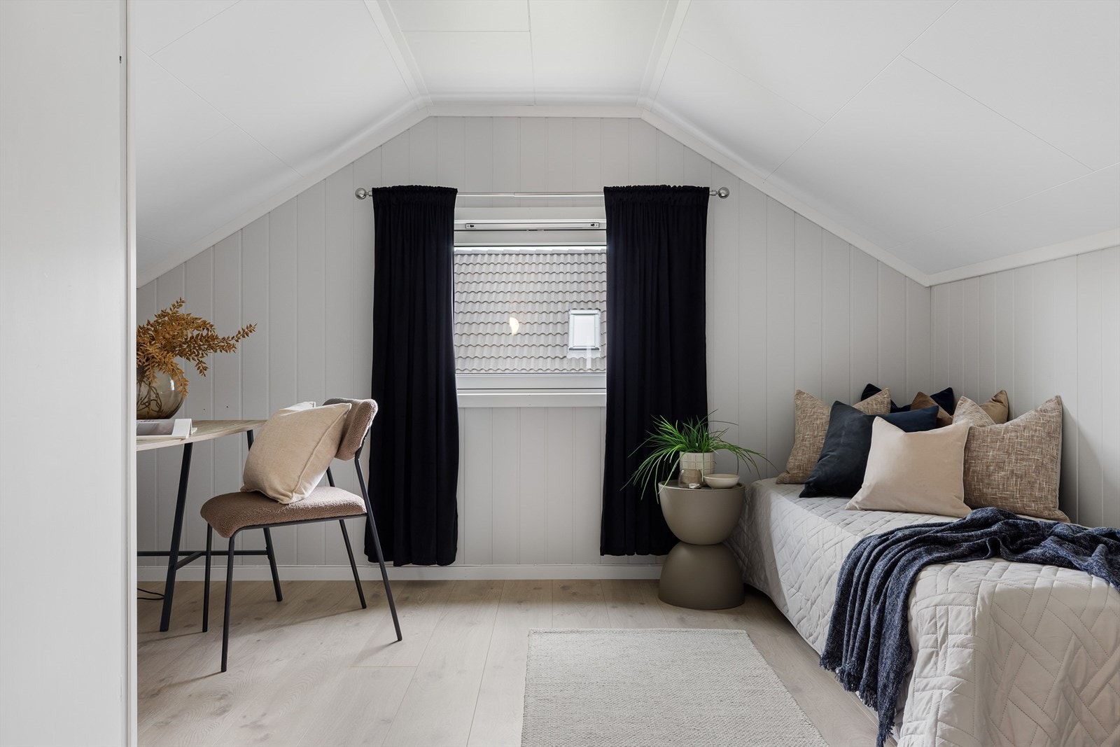 Innredet soverom med plass til seng, nattbord og skrivebord. Galleribilde