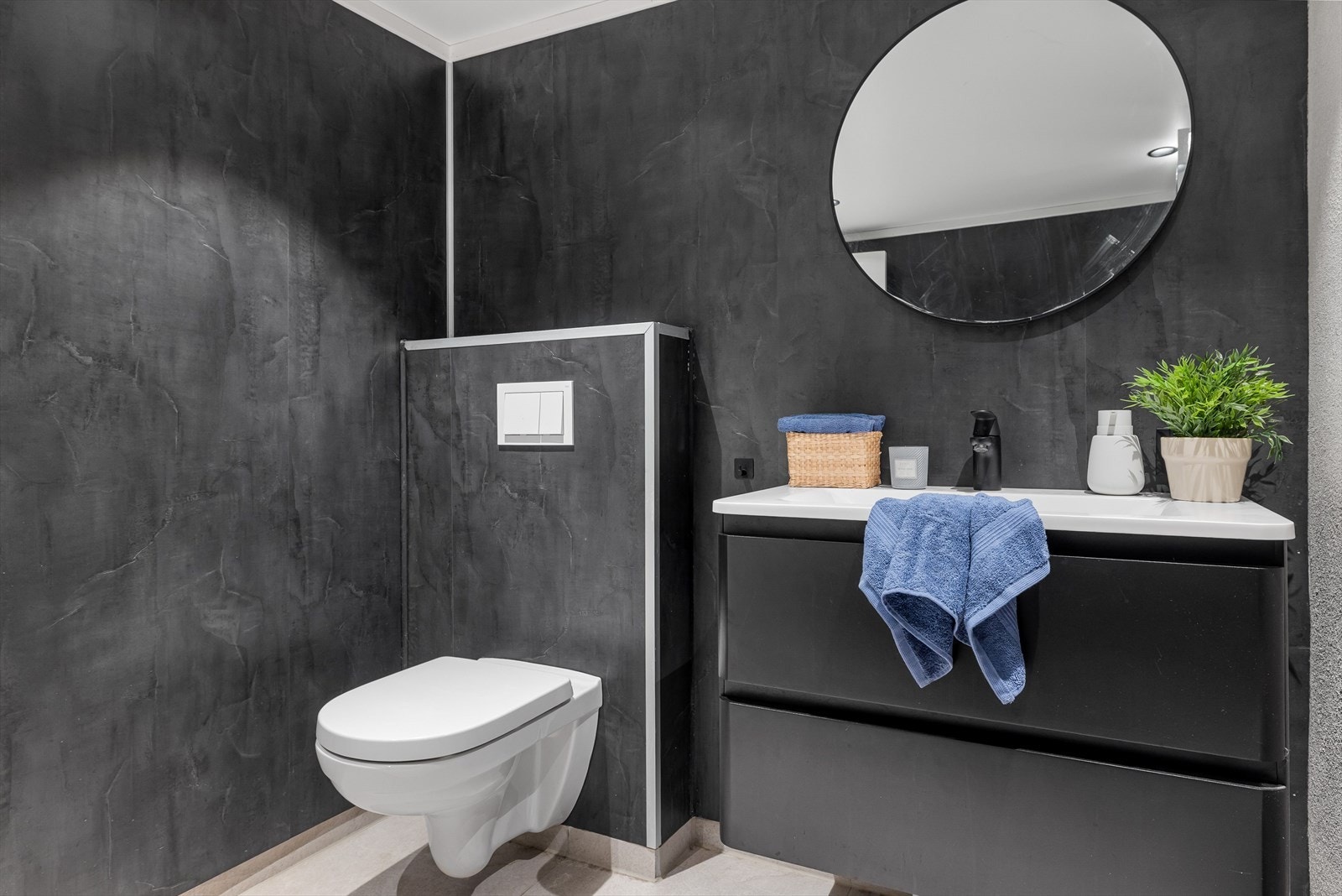 Bad i kjeller med flislagt gulv med gulvvarme og baderomsplater på veggene. Galleribilde