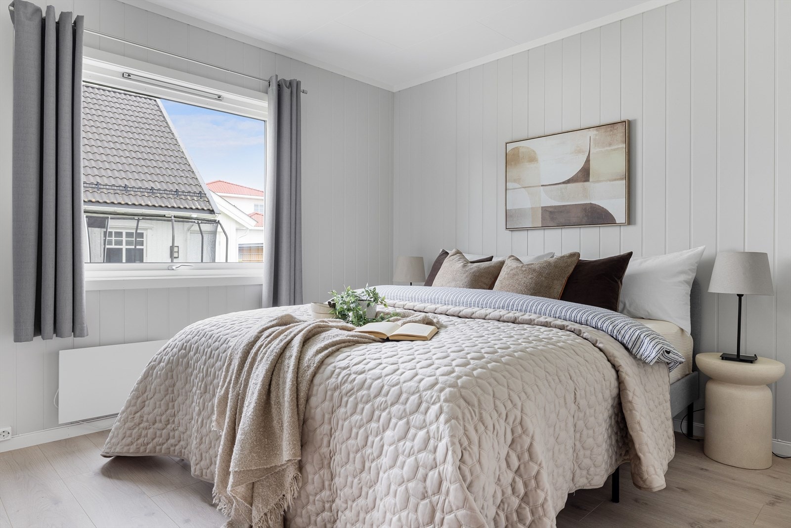 I boligens 1. etasje er det to soverom. Dette er det største. Galleribilde