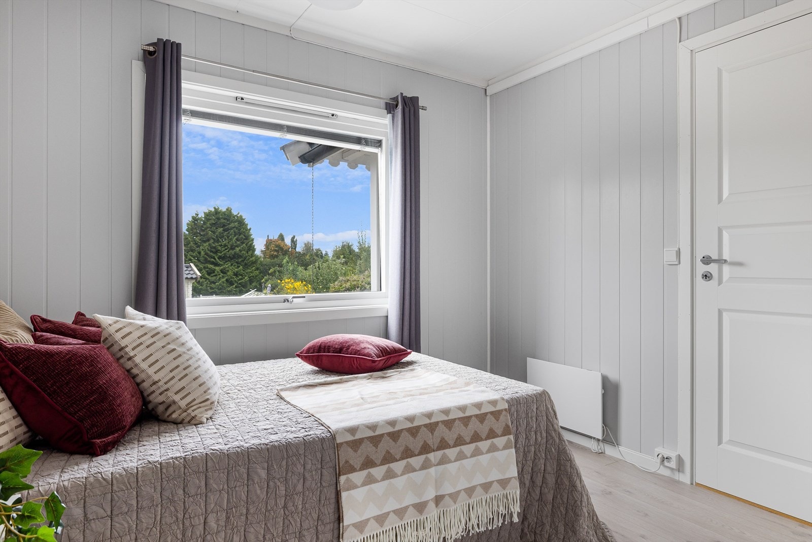 Det er god plass til seng, skrivebord og annet ønskelig. Galleribilde