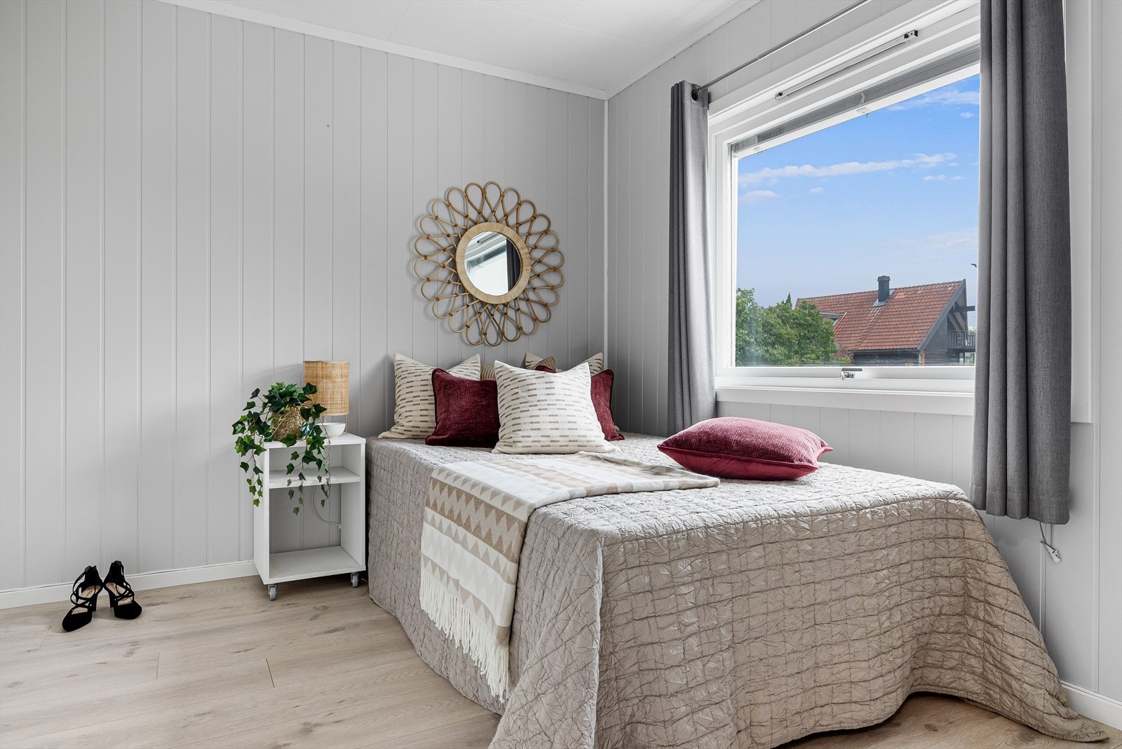 Soverom nummer to er innredet med samme materialer som øvrige oppholdsrom i etasjen. Galleribilde