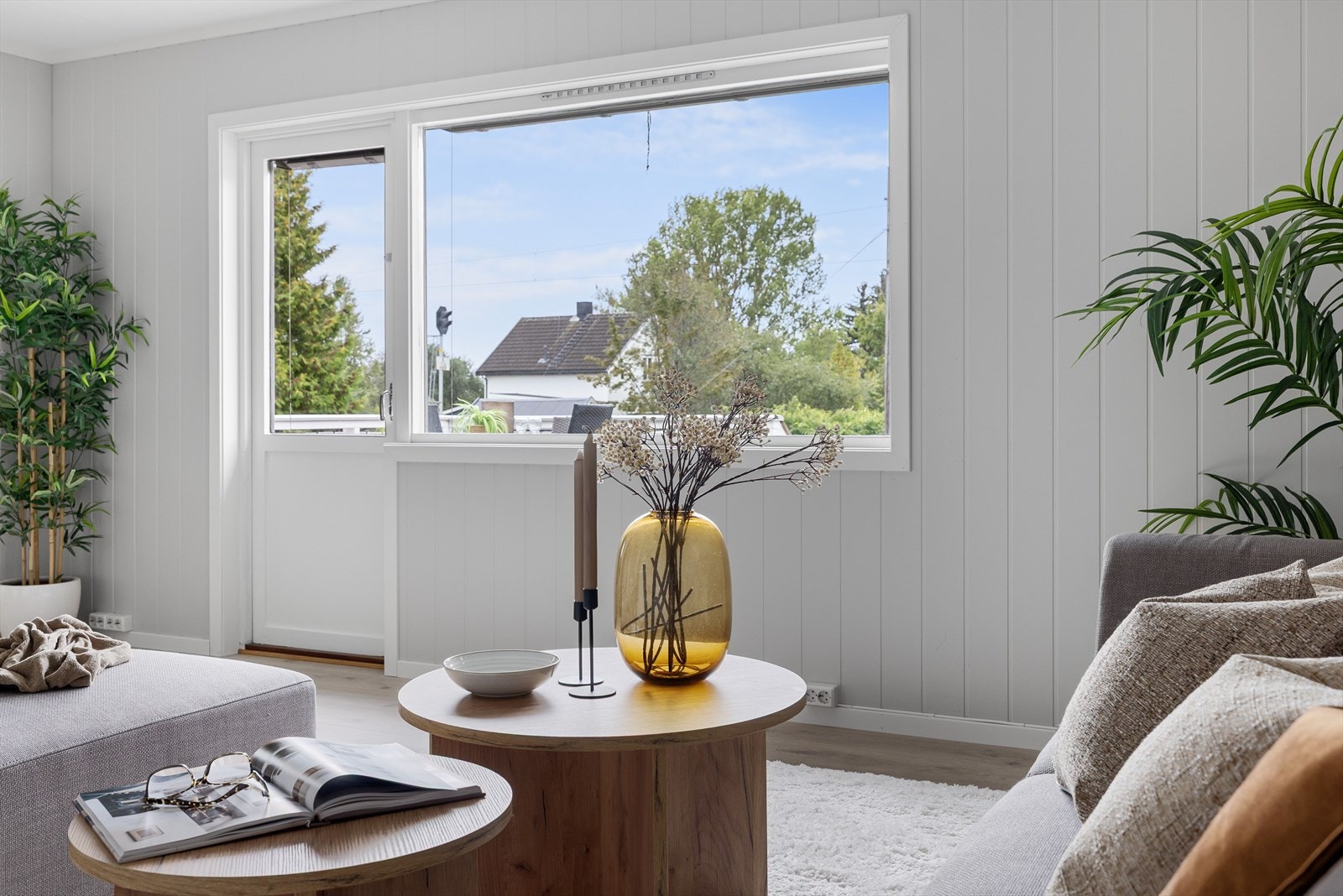 Fra stua er det utgang til terrasse. Galleribilde