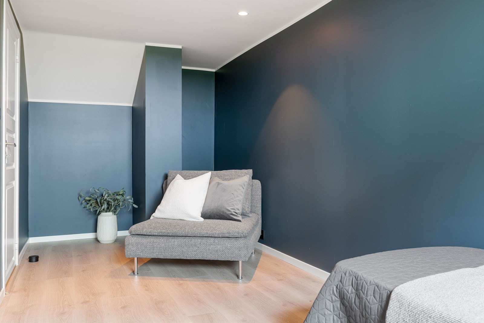 Rommene i etasjen er ikke søkt bruksendret og rommene er derfor ikke godkjent til varig opphold. Se punktet "Ferdigattest/midlertidig brukstillatelse" i salgsoppgaven. Galleribilde