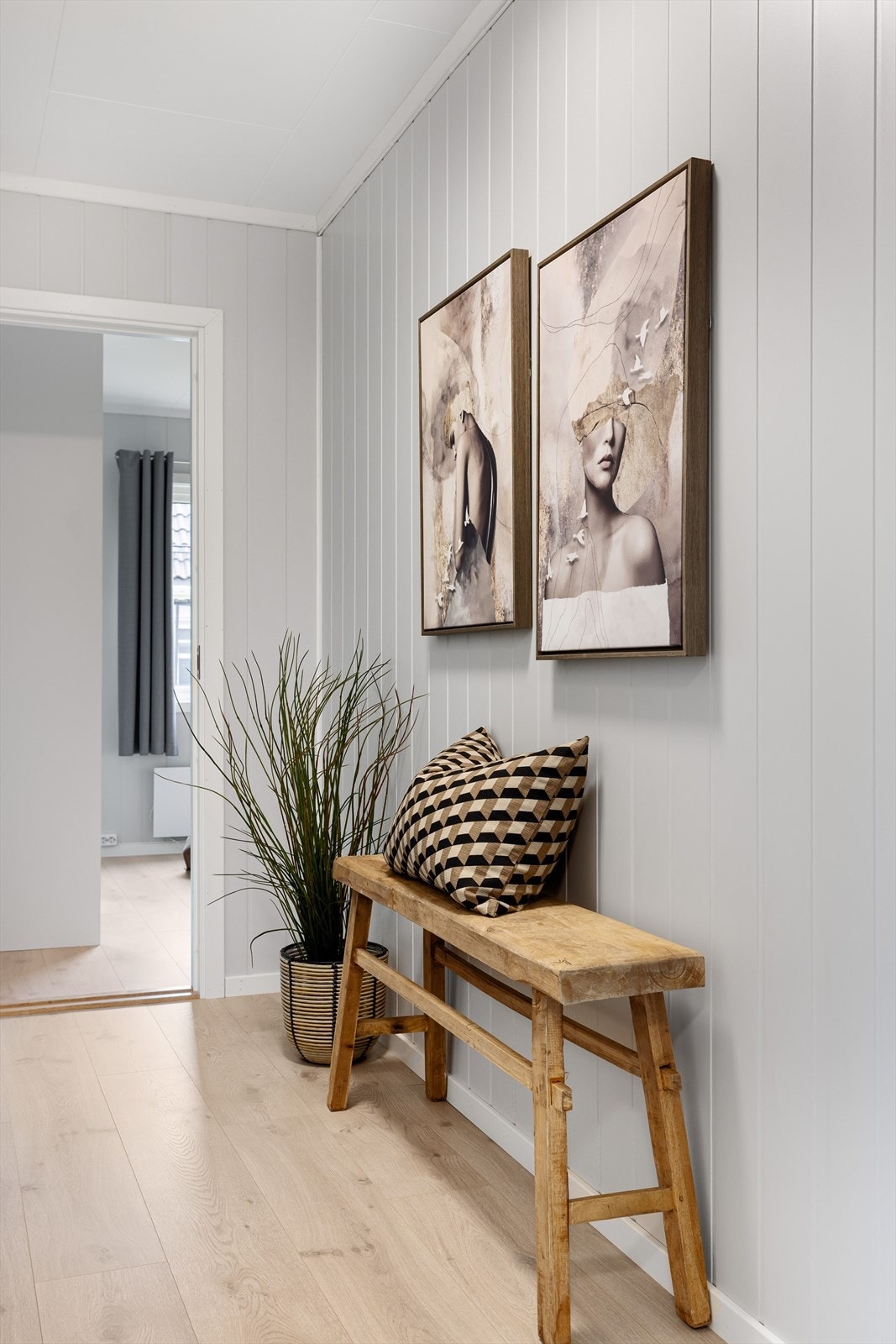 Lys gang med adkomst til alle etasjens rom. Galleribilde