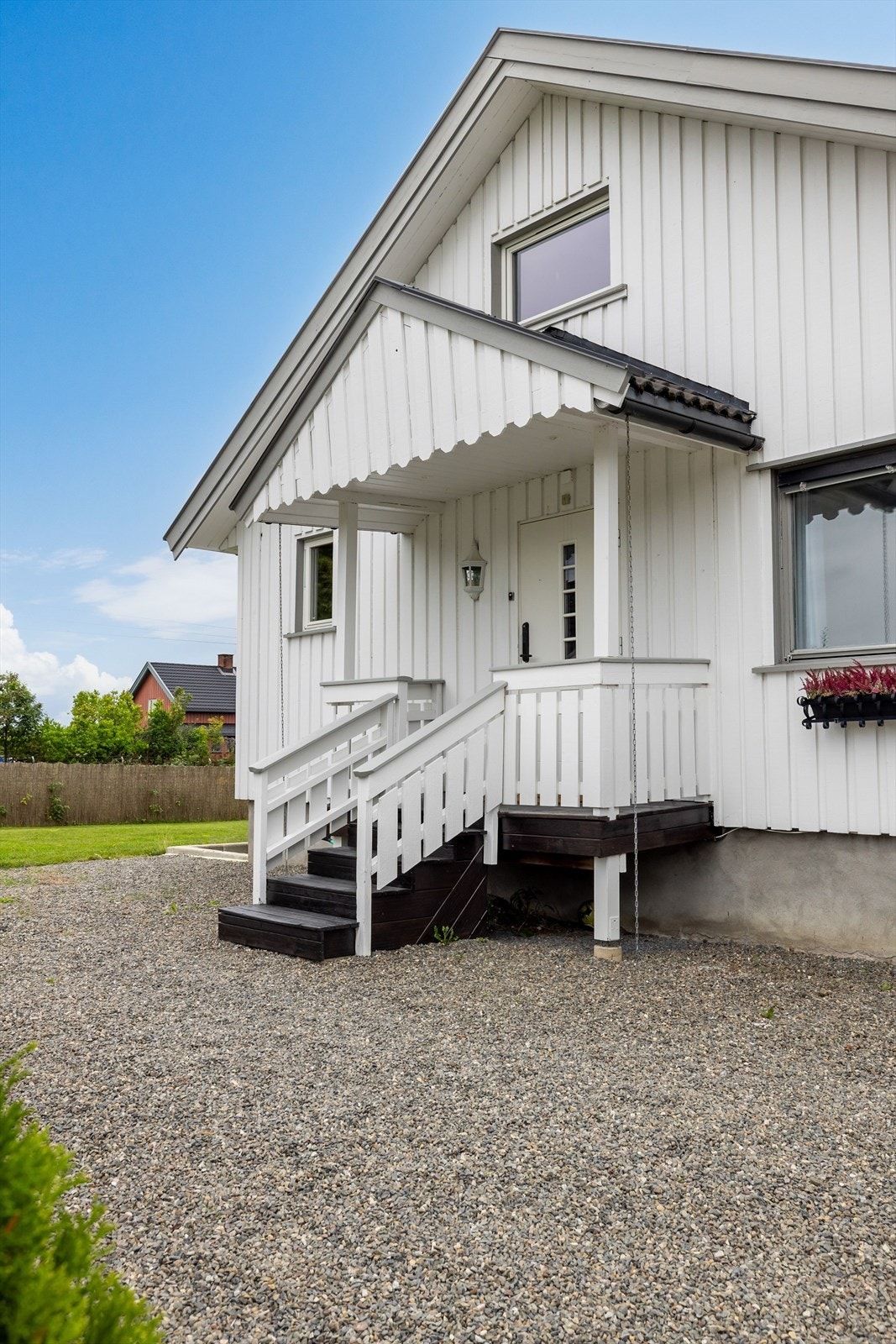 Fra den grusede gårdsplassen kommer du til det overbygde inngangspartiet. Galleribilde