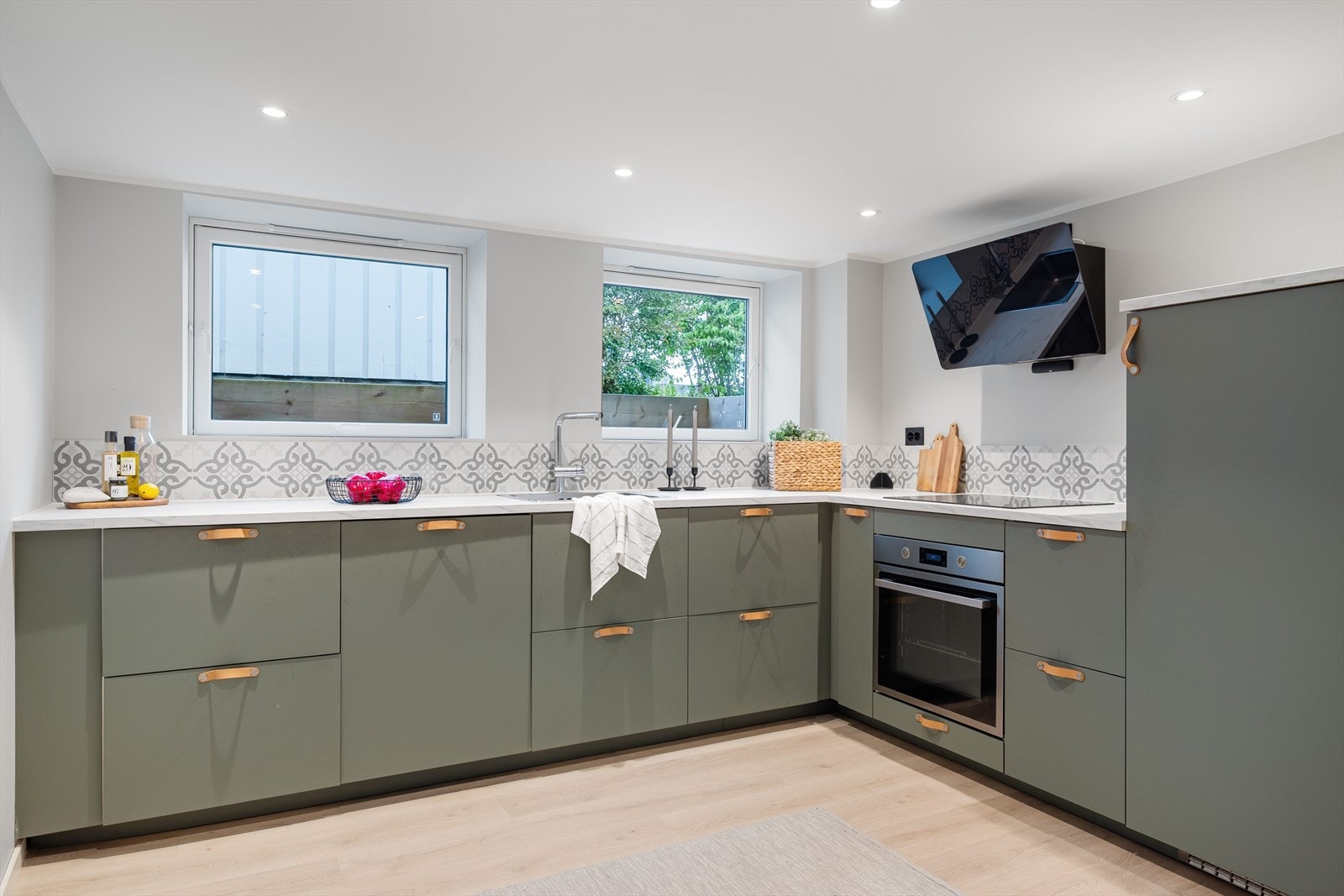 Kjøkken med innredning fra IKEA fra 2021. Innredningen består av underskap med glatte fronter i en dus grønntone. Rommene i etasjen er ikke søkt bruksendret og rommene er derfor ikke godkjent til varig opphold. Se punktet "Ferdigattest/midlertidig bruksti Galleribilde