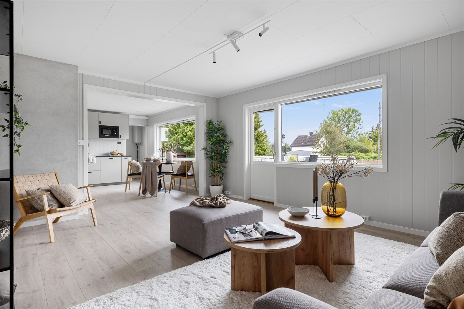 På gulvet er det et pent 1-stavs laminatgulv og veggene har lysmalte overflater. Galleribilde