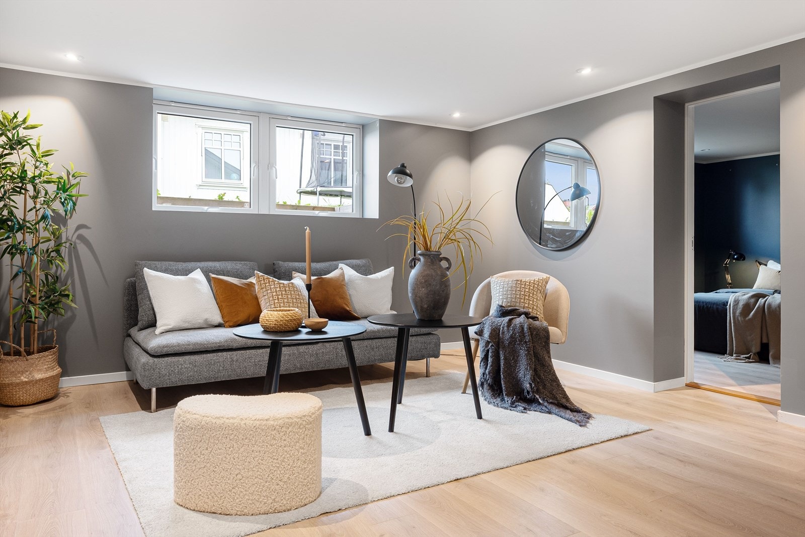 Veggene har gips og er malt med delikate farger. Etasjen er ikke søkt bruksendret og rommene er derfor ikke godkjent til varig opphold. Galleribilde