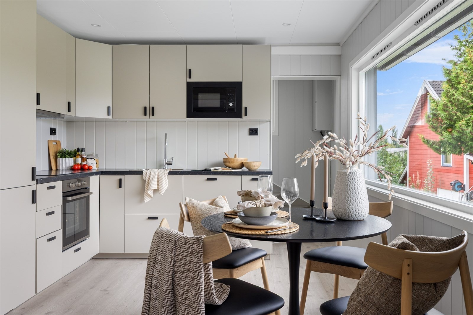 Lyst og pent kjøkken med innredning fra IKEA fra 2023. Galleribilde