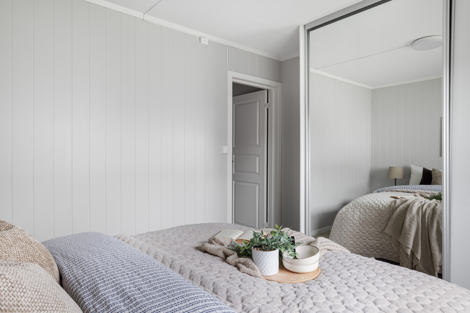 Her er det plass til dobbeltseng med tilhørende nattbord. Galleribilde