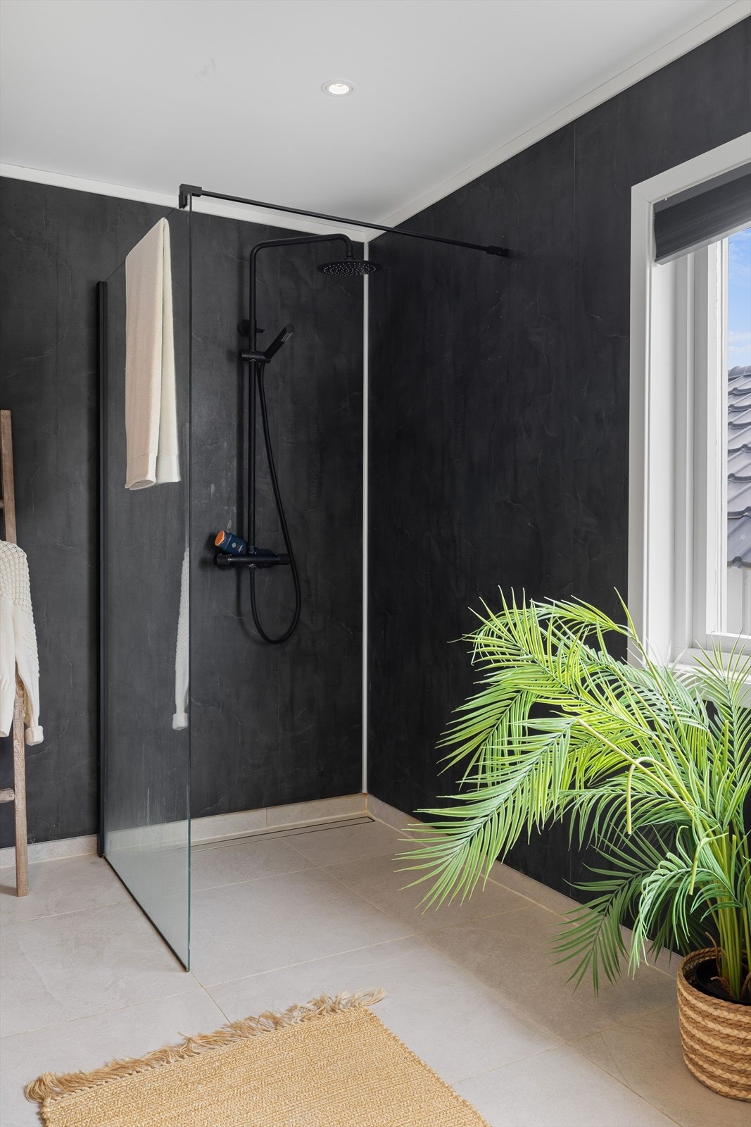 I tillegg er badet utstyrt med veggmontert dusj med dusjvegg. Galleribilde