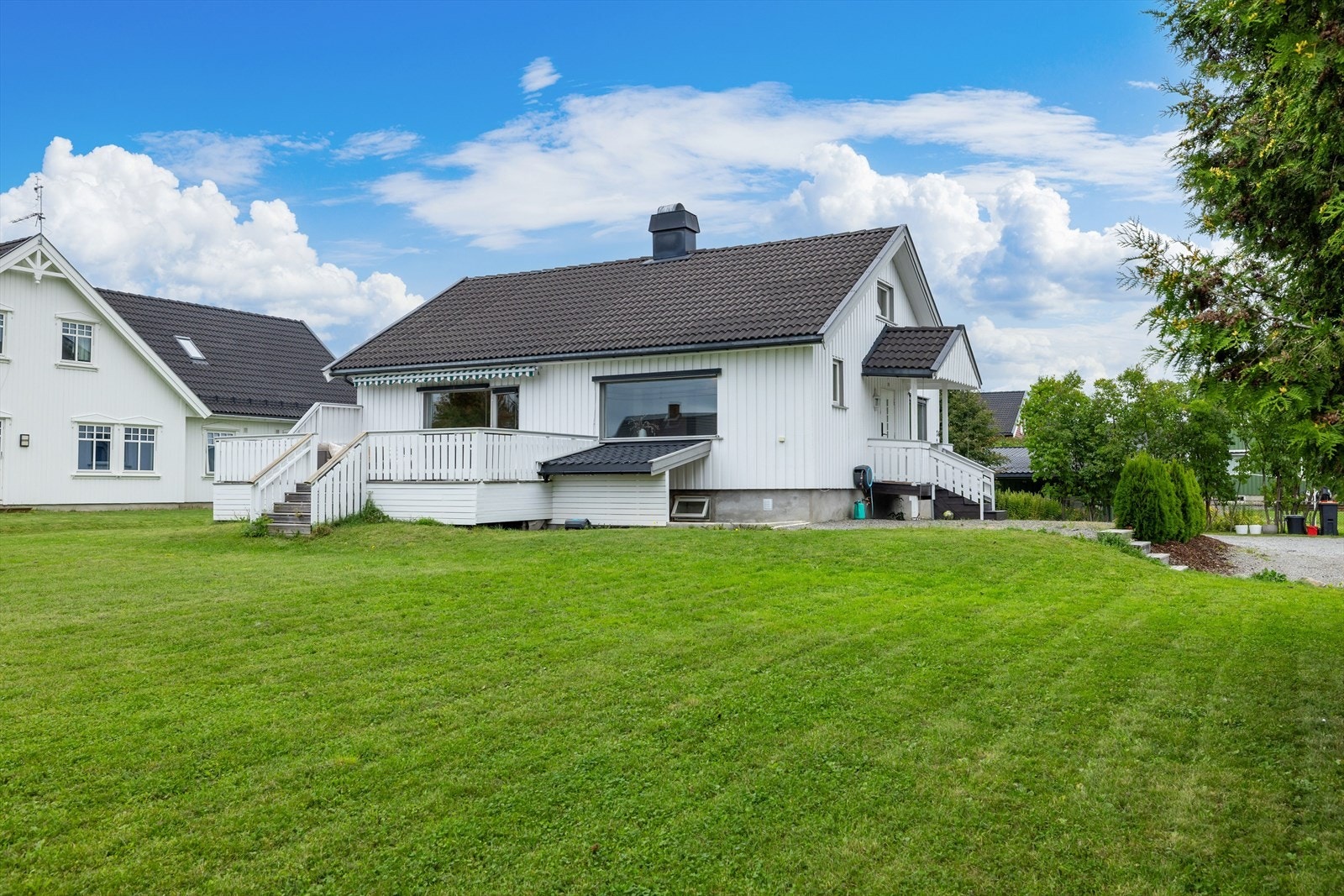 Eiendommen har en stor og relativt flat hage. Galleribilde
