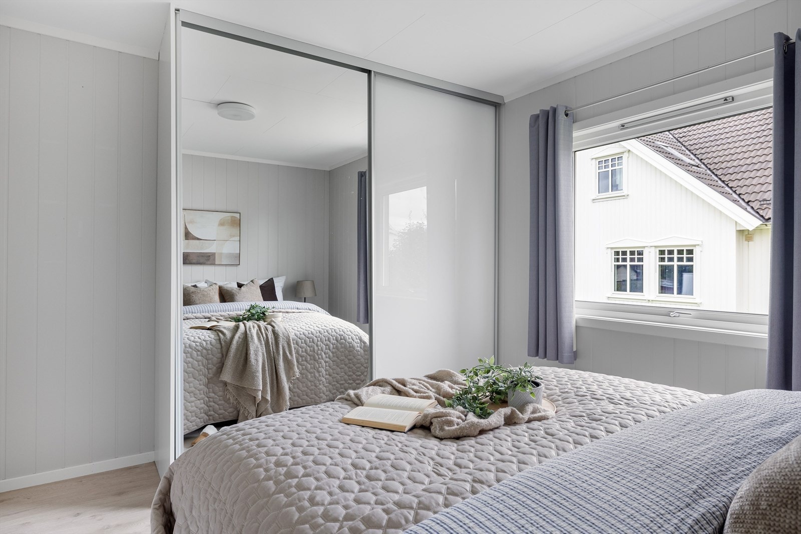 Det er montert skyvedørsgarderobe med speilfront. Galleribilde