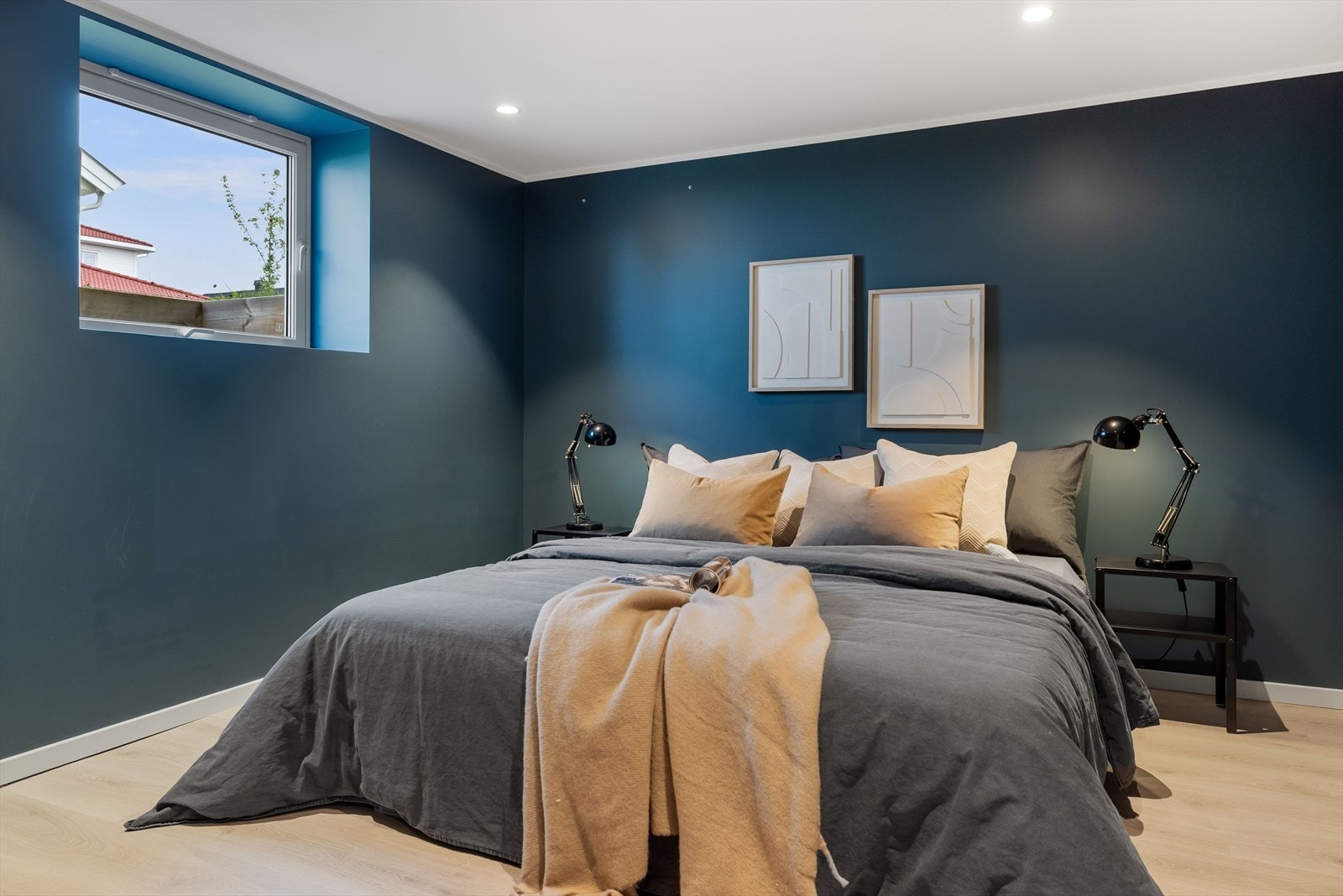 Kjelleren er innredet med to soverom. Dette er det største av dem. Rommene i etasjen er ikke søkt bruksendret og rommene er derfor ikke godkjent til varig opphold. Se punktet "Ferdigattest/midlertidig brukstillatelse" i salgsoppgaven. Galleribilde