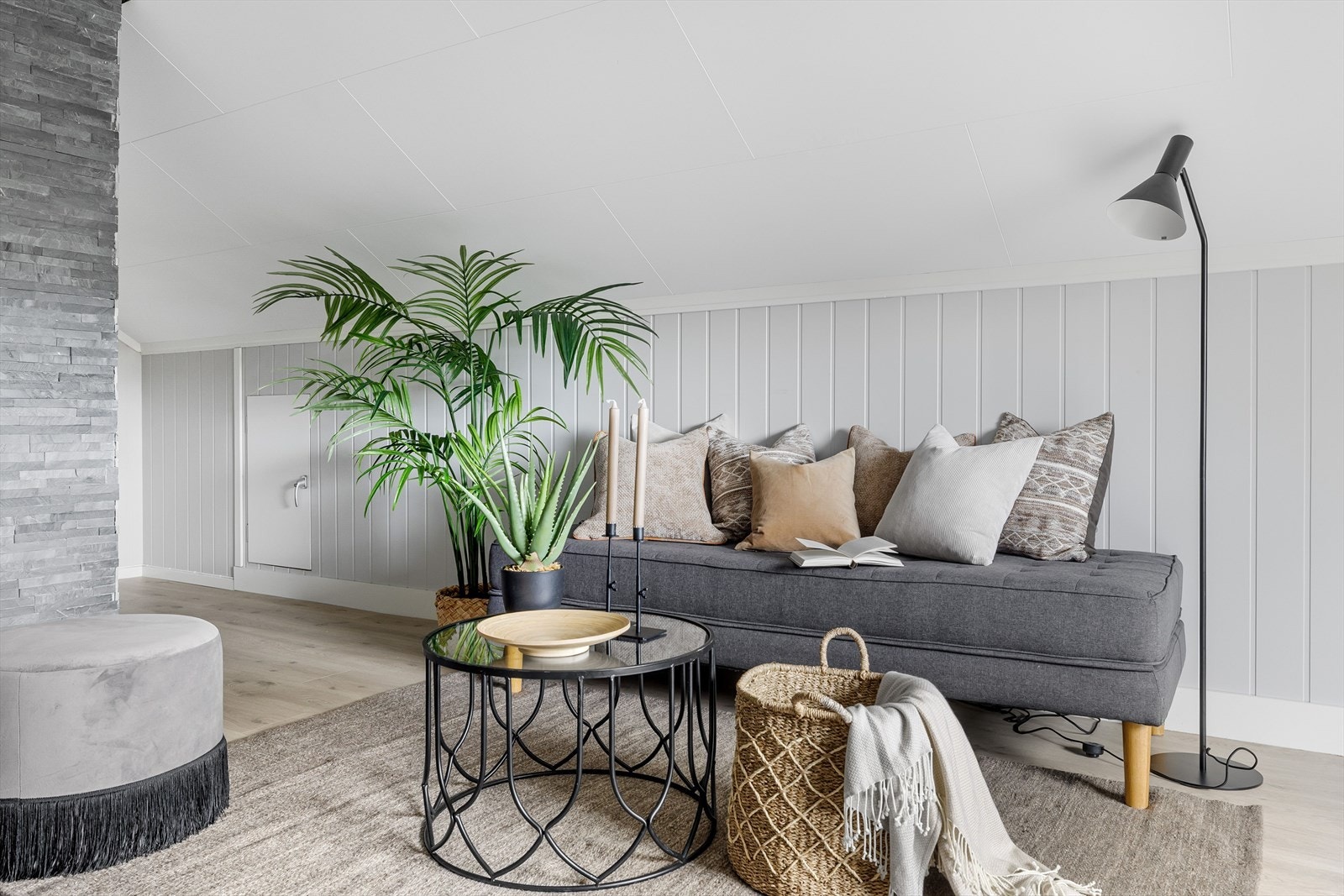 I kneveggene på hver side er det loft med lagringsplass. Galleribilde