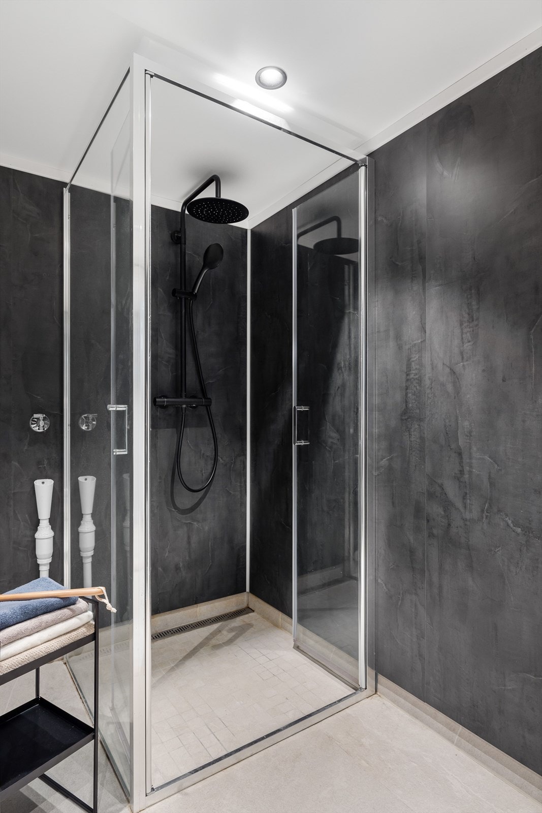 Dusjhjørne med dusjvegger og veggmontert dusjbatteri. Galleribilde