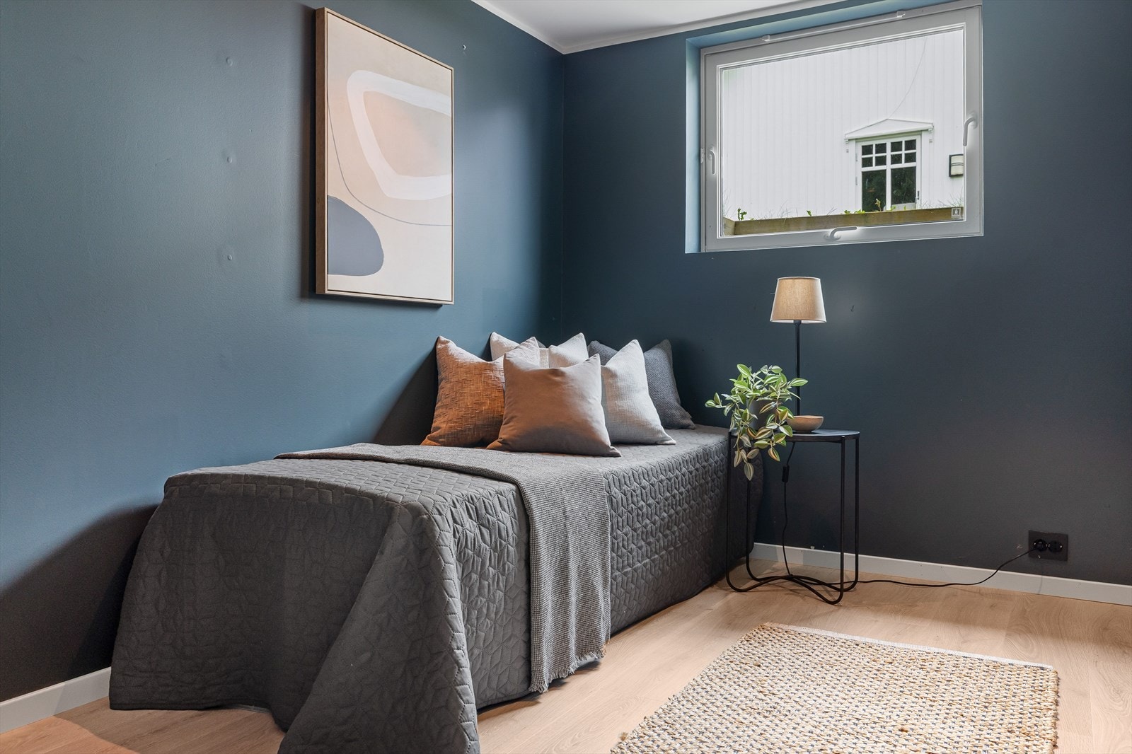 Rom nummer to er malt i samme blåtone som det andre rommet. Rommene i etasjen er ikke søkt bruksendret og rommene er derfor ikke godkjent til varig opphold. Se punktet "Ferdigattest/midlertidig brukstillatelse" i salgsoppgaven. Galleribilde