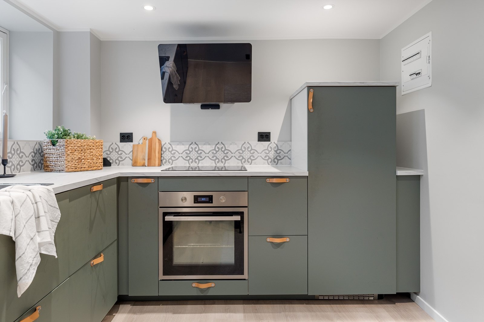 Laminert benkeplate med lekre fliser i benkerygggen. Rommene i etasjen er ikke søkt bruksendret og rommene er derfor ikke godkjent til varig opphold. Se punktet "Ferdigattest/midlertidig brukstillatelse" i salgsoppgaven. Galleribilde