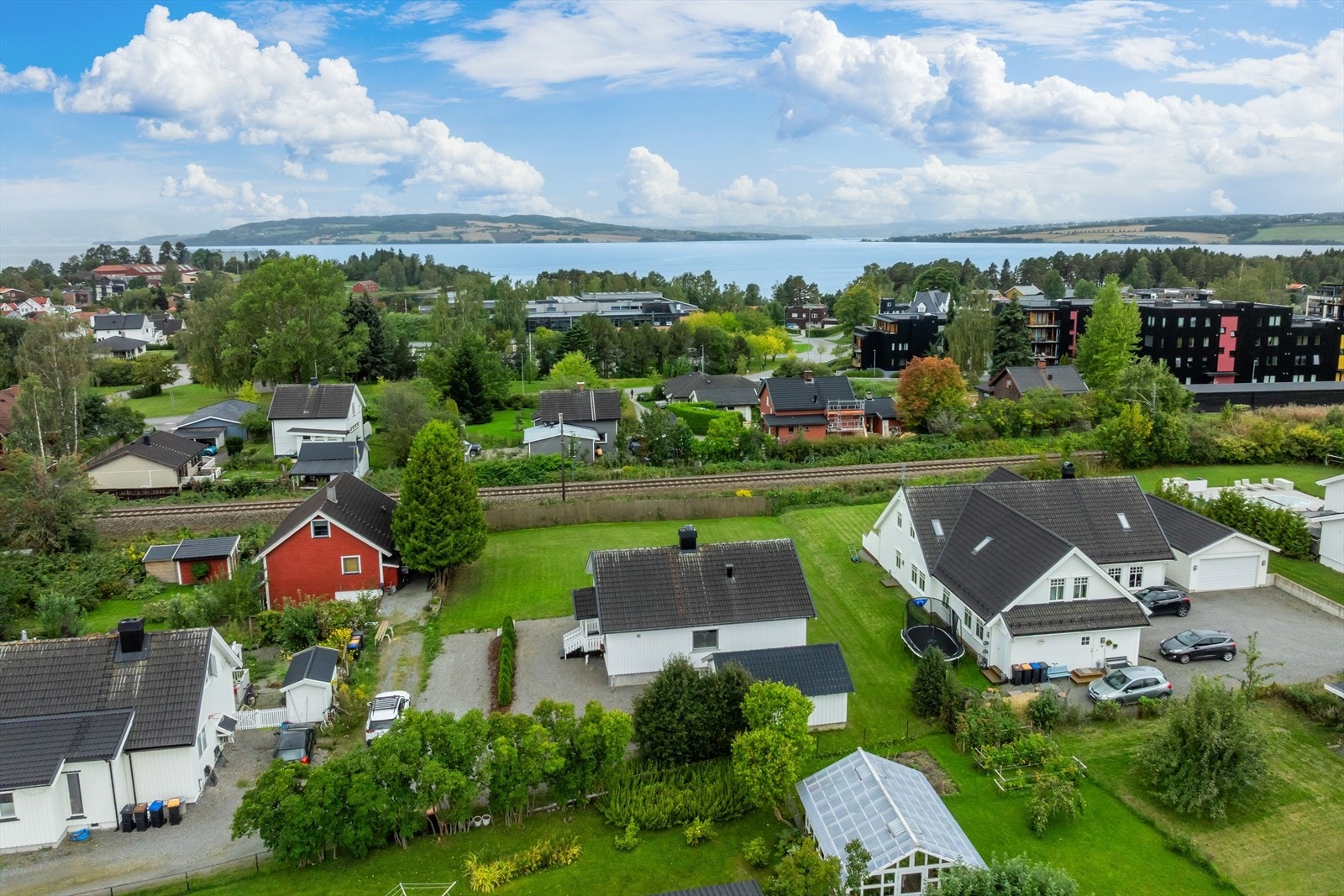 Eiendommen ligger på Dalsløkka på Hamar vest, ca. 2 km fra Hamar sentrum. Galleribilde