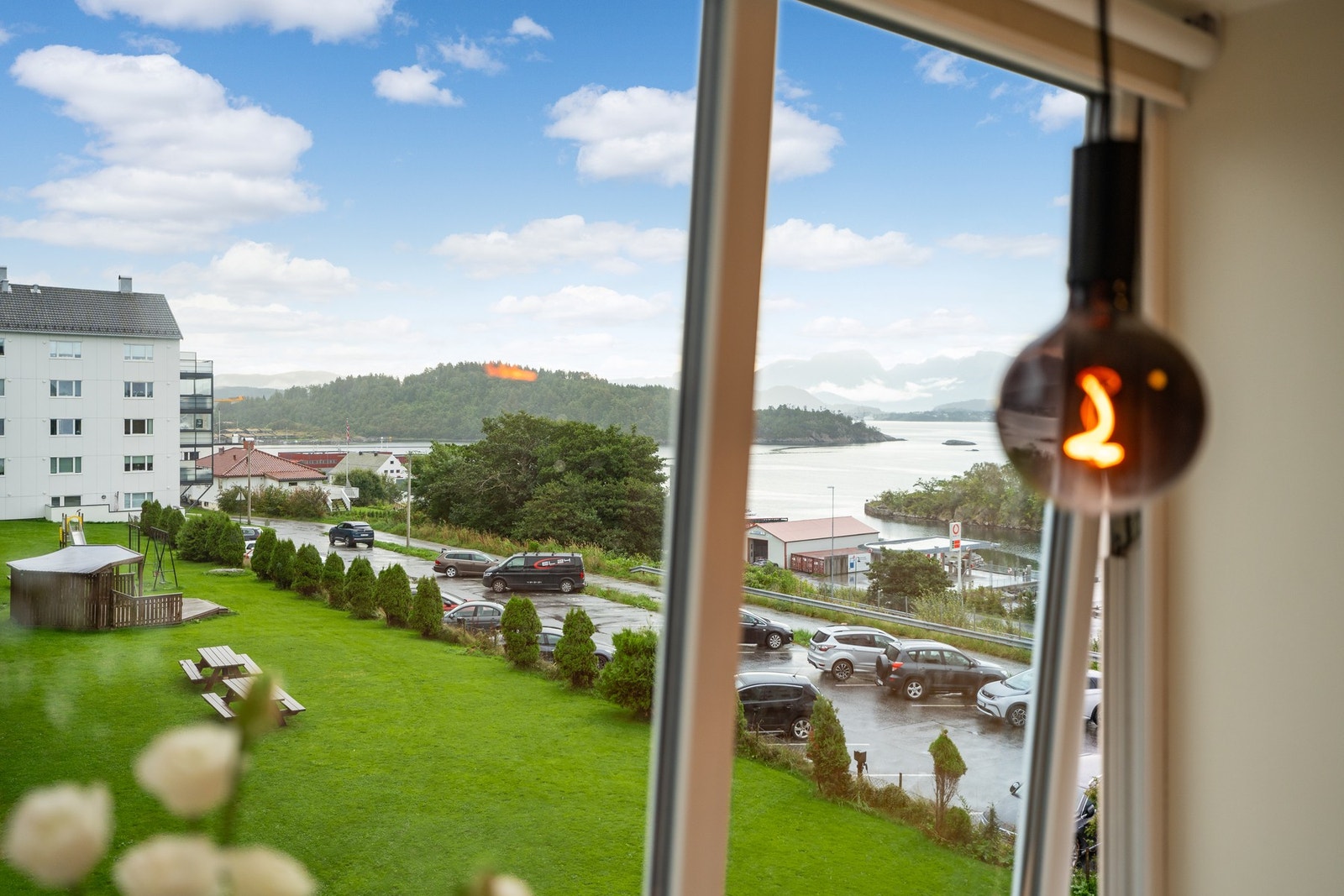 Fra soveromsvinduet har du oversikt over p-plassen som medfølger. Galleribilde