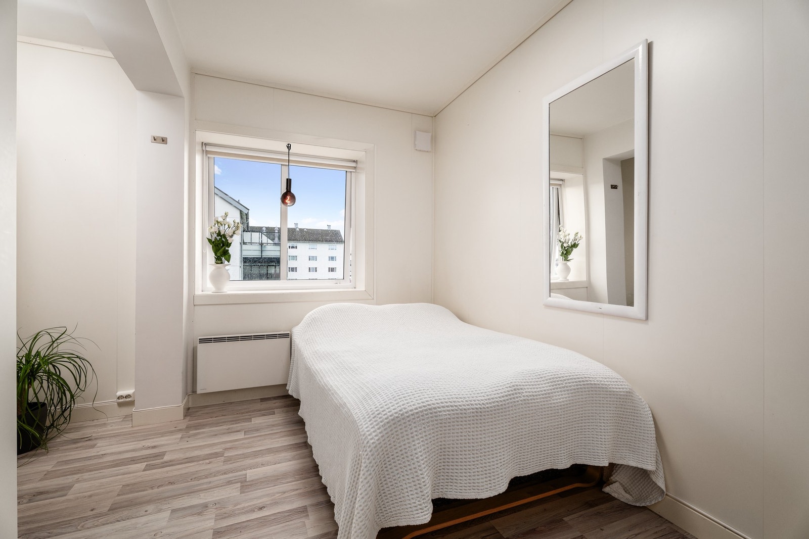 Dette er det minste soverommet, som også har vindu mot øst. Montert rullgardin medfølger. Galleribilde