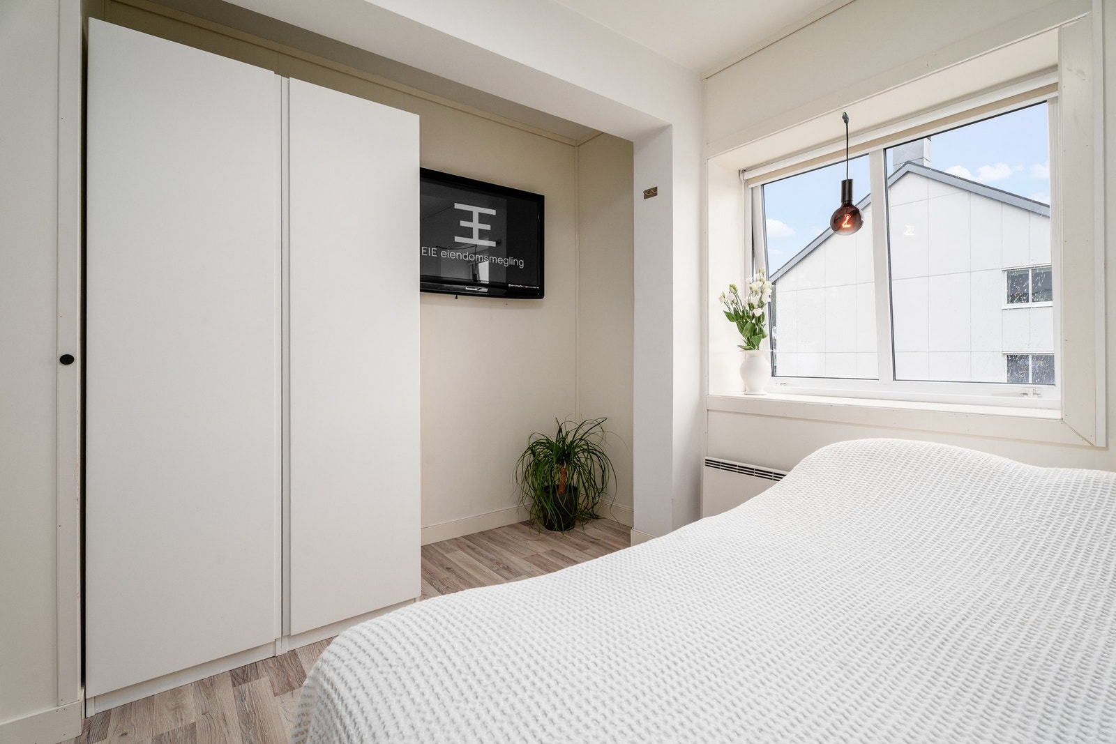 Praktisk nisje for skap, og/eller skrivepult. Legg også merke til dybden på vinduskarmene. Galleribilde