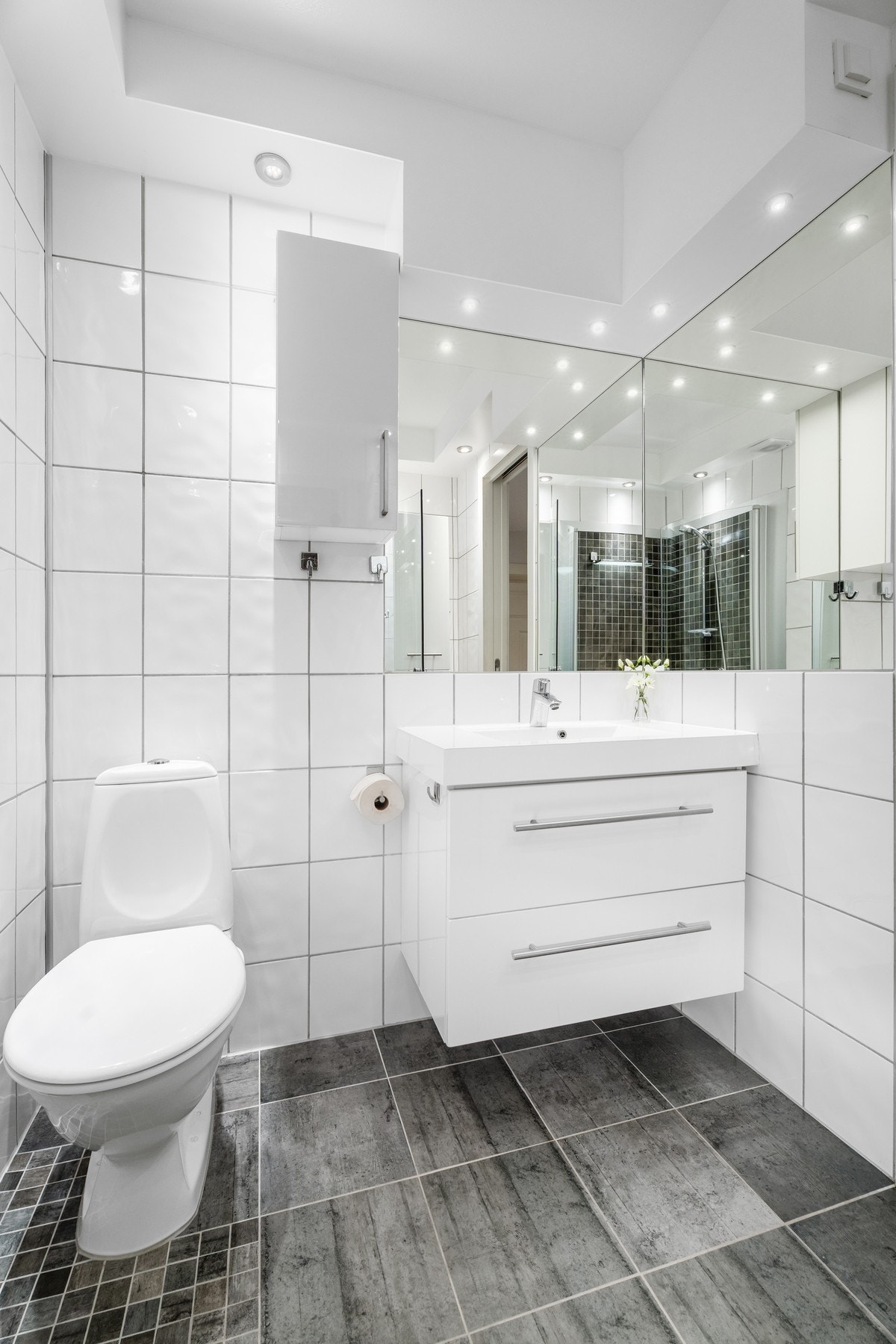 Badet er pusset opp i 2015 og har helflisede vegg - og gulvflater, samt varmekabler i gulv. Galleribilde