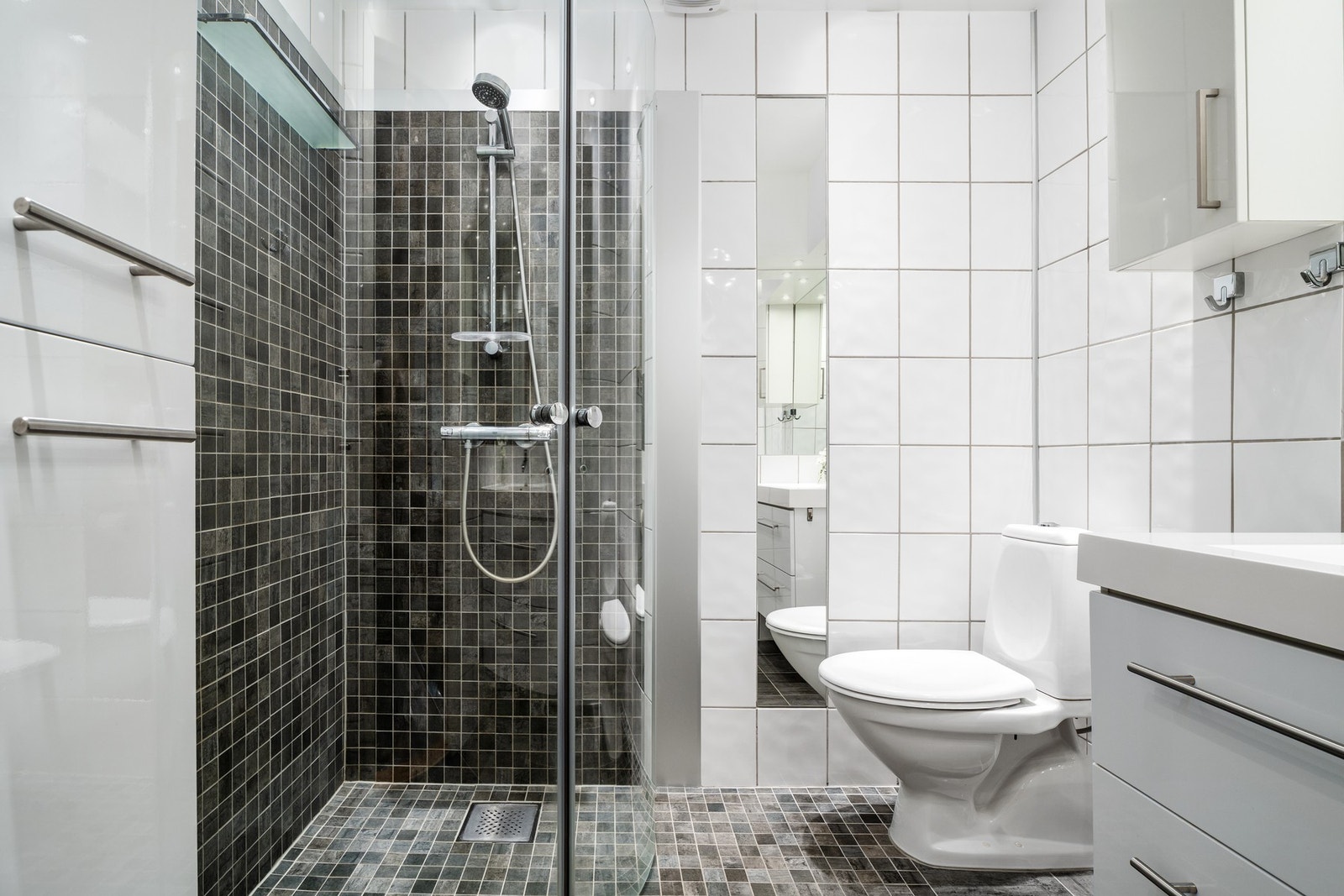 Badet har servantinnredning med 2 skuffer i hvit høyglans og helstøpt servantplate i kompositt. Galleribilde