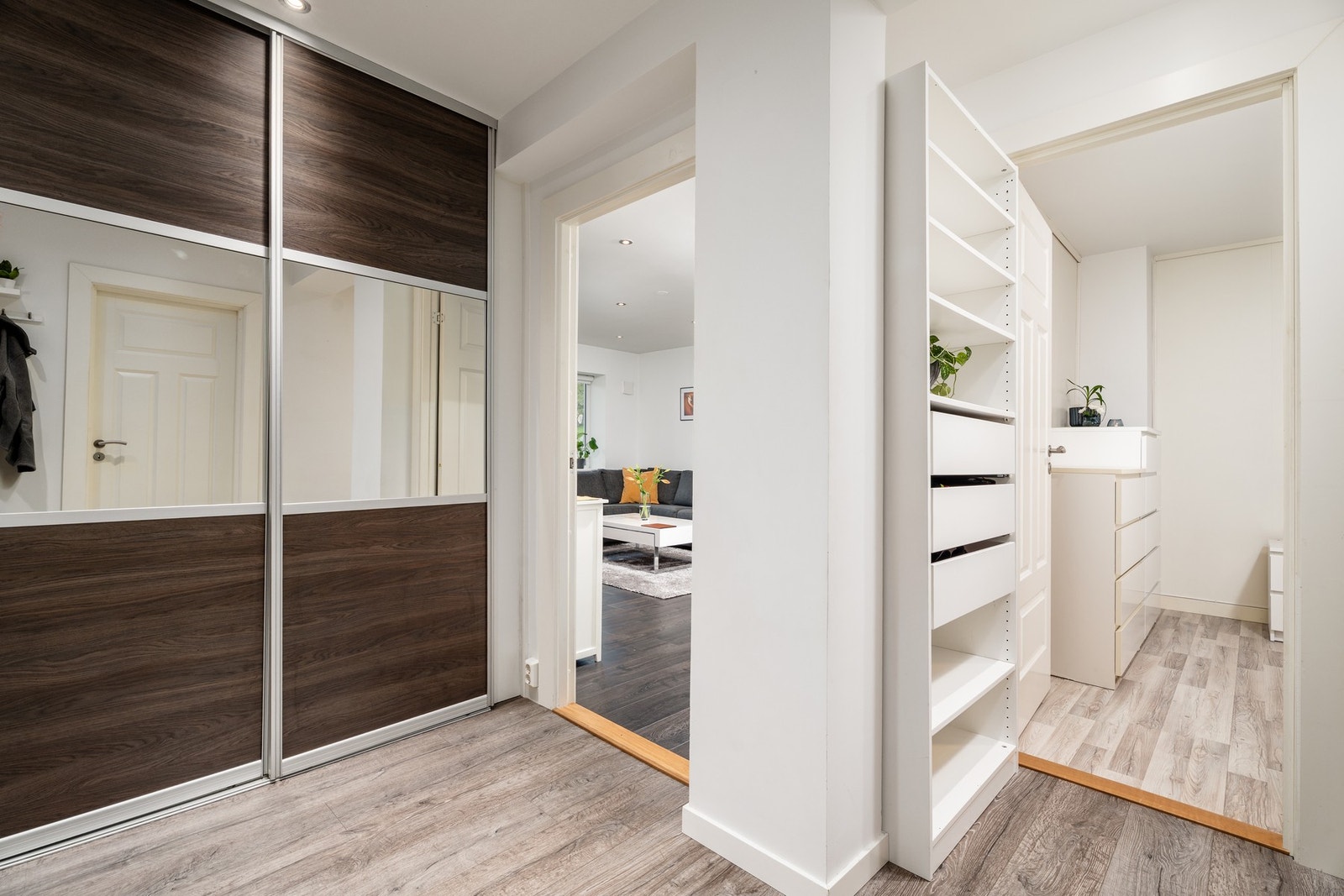 Pen skyvedørsgarderobe med speil på midtpartiet. Soverom inn til høyre. Galleribilde