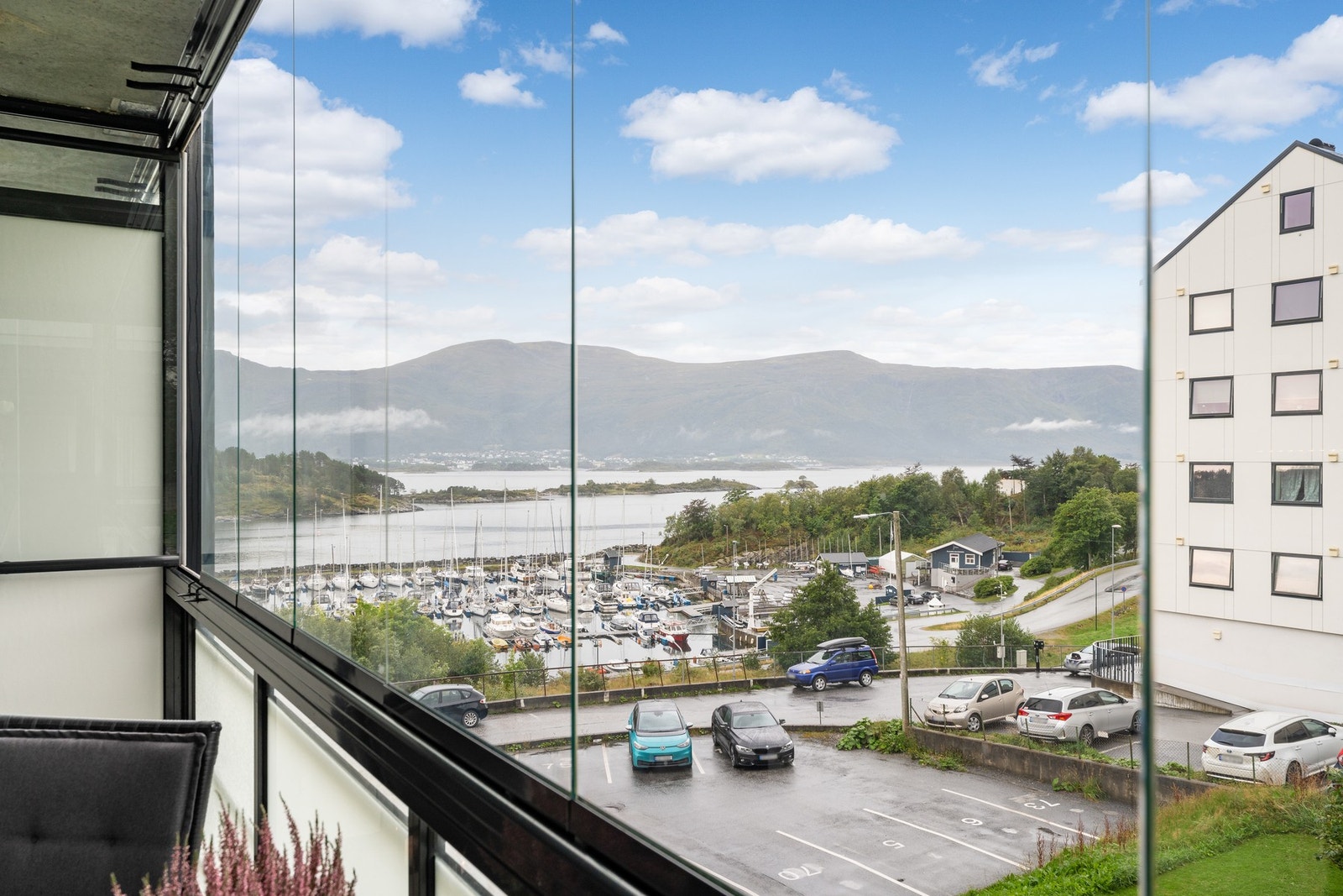 Området består av flere blokker, samt en del eneboliger og småhusbebyggelse. Kort veg til badeplass på Volsdalsberga, busstopp og helt ny KIWI-butikk. Galleribilde