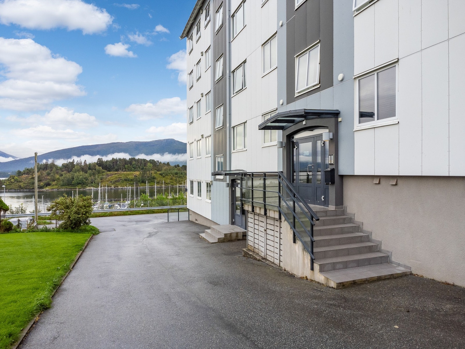 Ved inngangen er det dørklokker og callinganlegg. Galleribilde