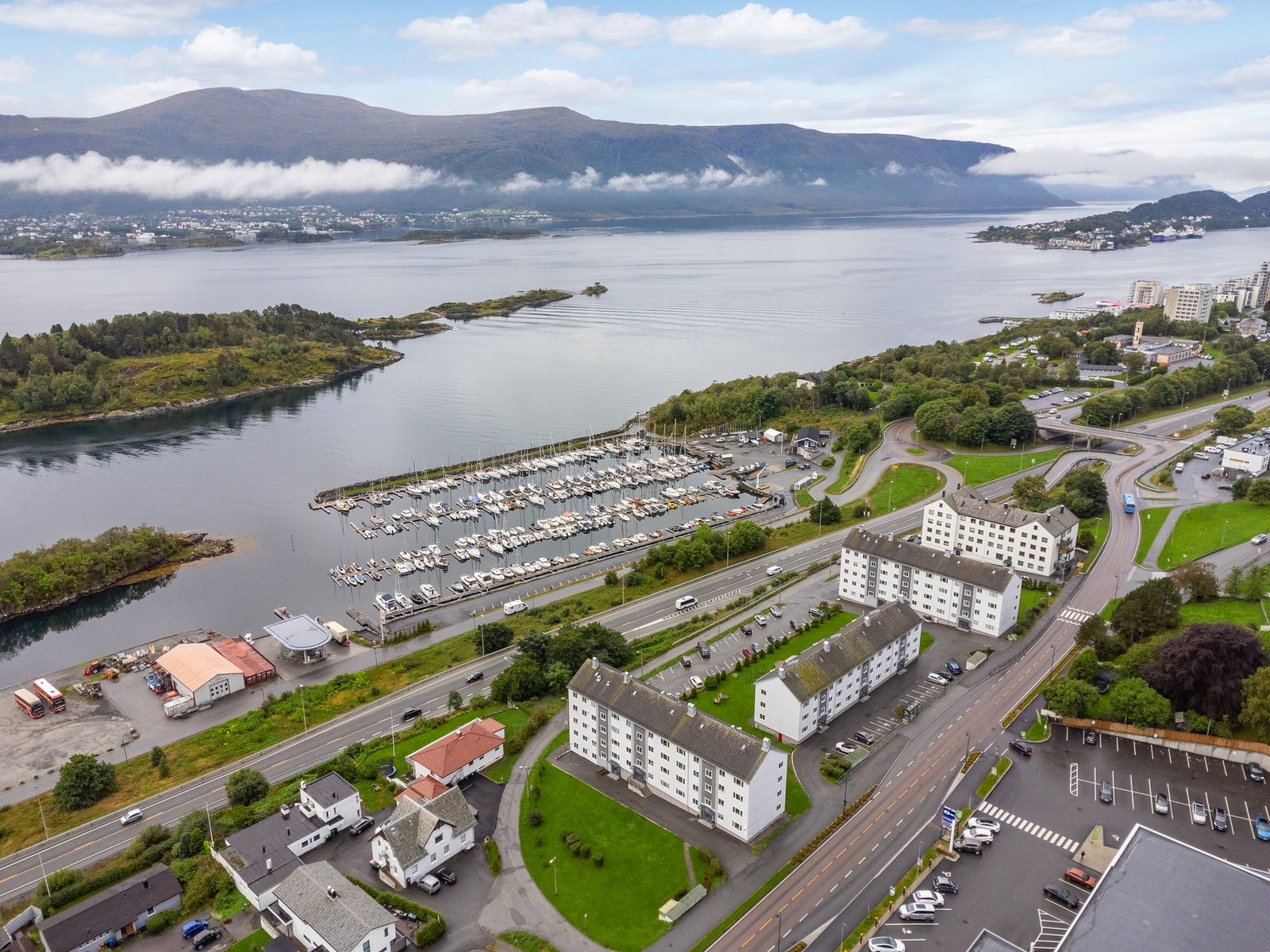 Rett over gata finnes det helt ny KIWI-butikk, bussen tar deg både til sentrum, til Moa eller til flyplassen om du vil. Galleribilde