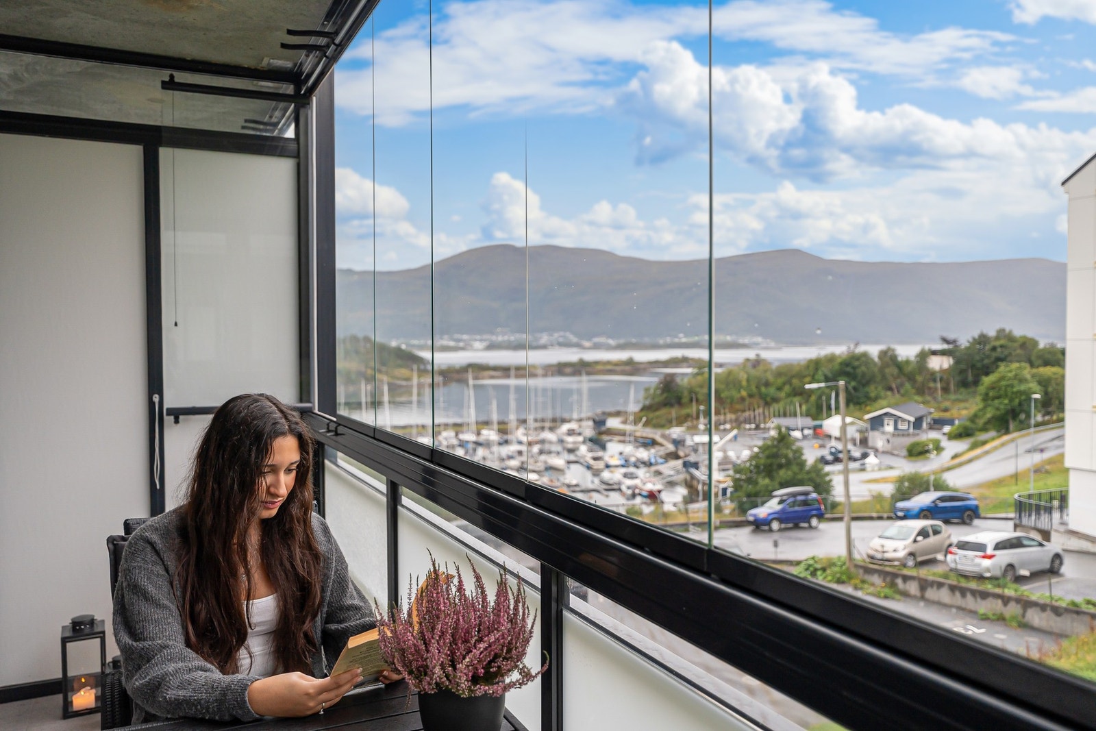 Verandaen er vestvendt og er på ca 12 kvm Galleribilde