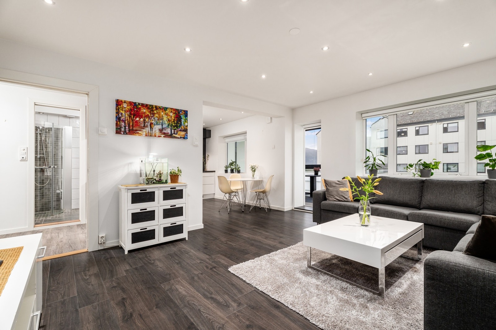 Ledspotter med dimming i himling. Mellom stue og veranda er det dør med pvc ledlikeholdsfrie karmer og 3-lags isolérglass ( fra 2010) Galleribilde