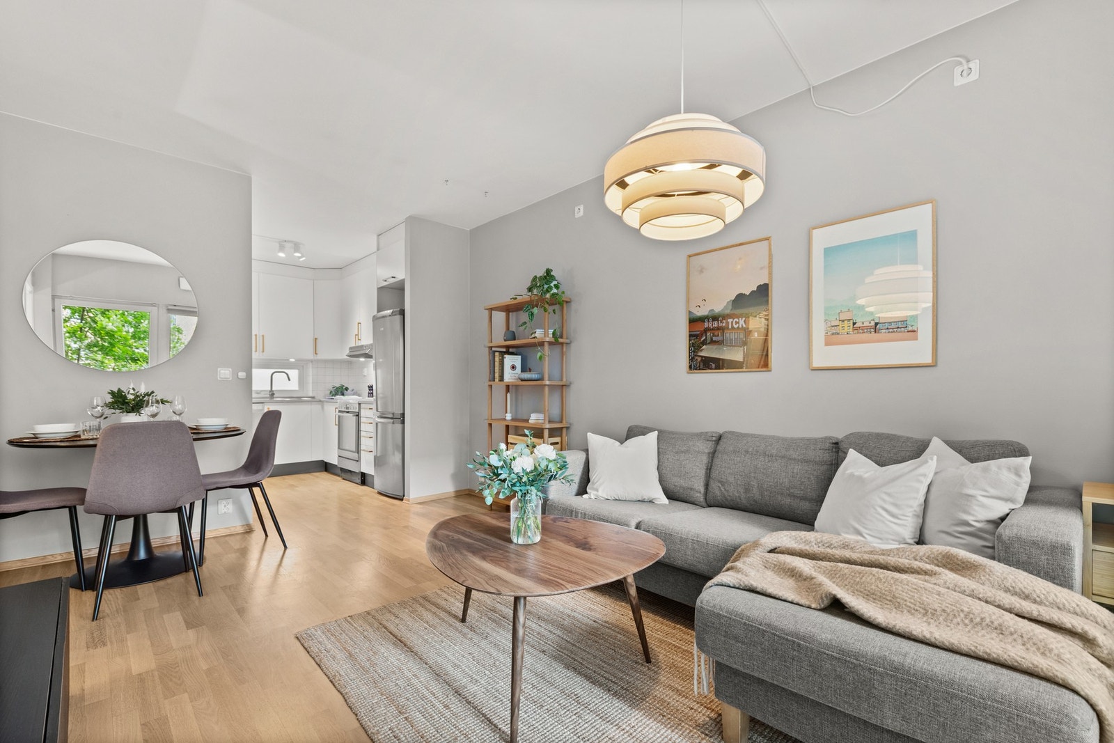 Lys og luftig stue av god størrelse. Galleribilde