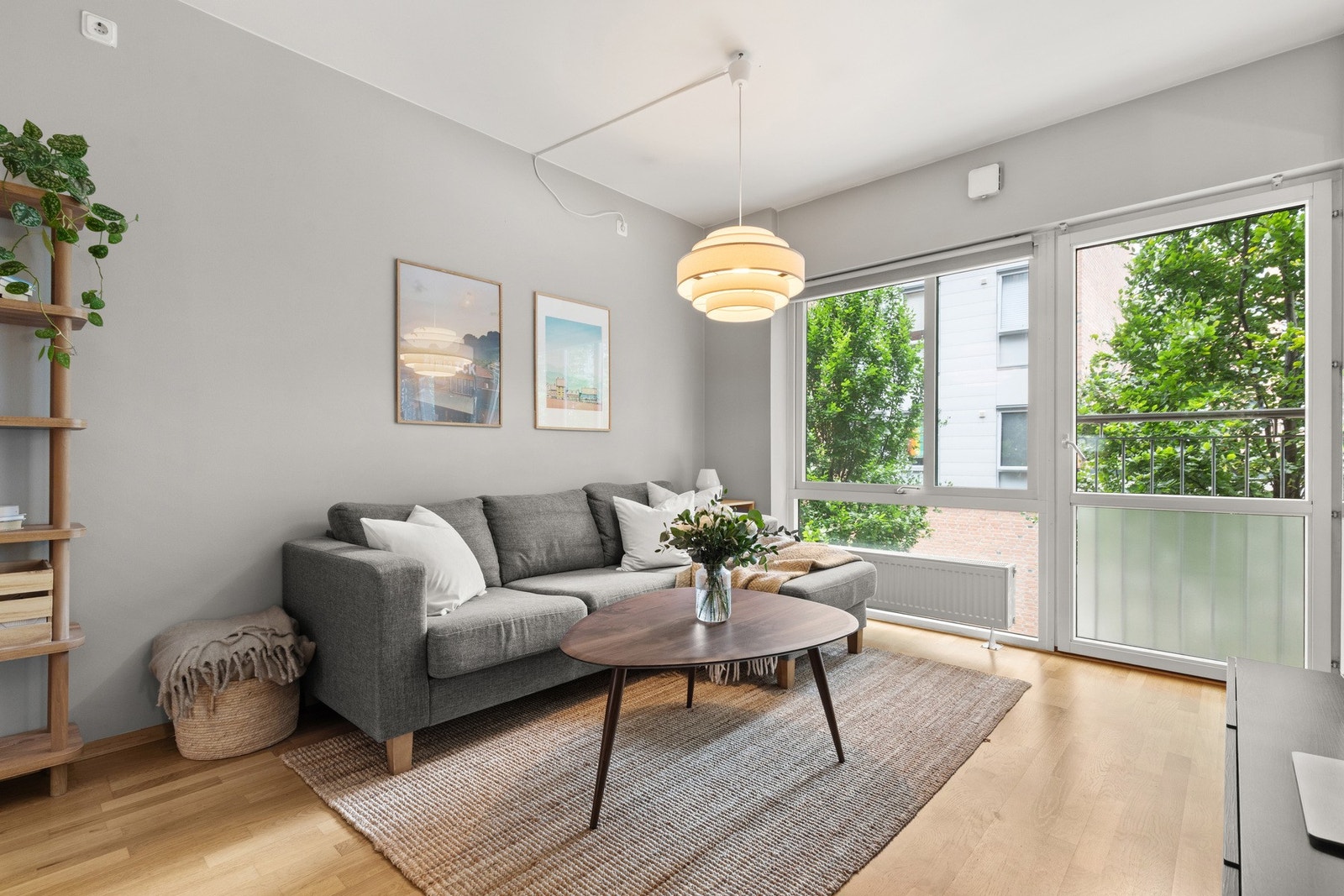 Innbydende stue med store vindusflater som slipper inn rikelig med naturlig lys. Galleribilde