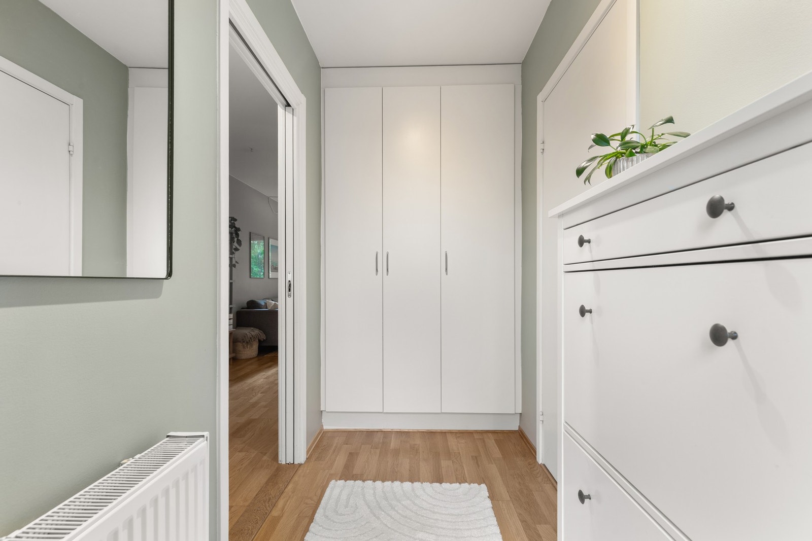 Hyggelig entré med garderobeskap. Galleribilde
