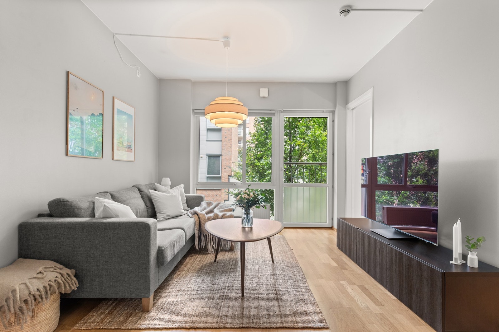 Det er god plass til sofaseksjon og medievegg. Galleribilde